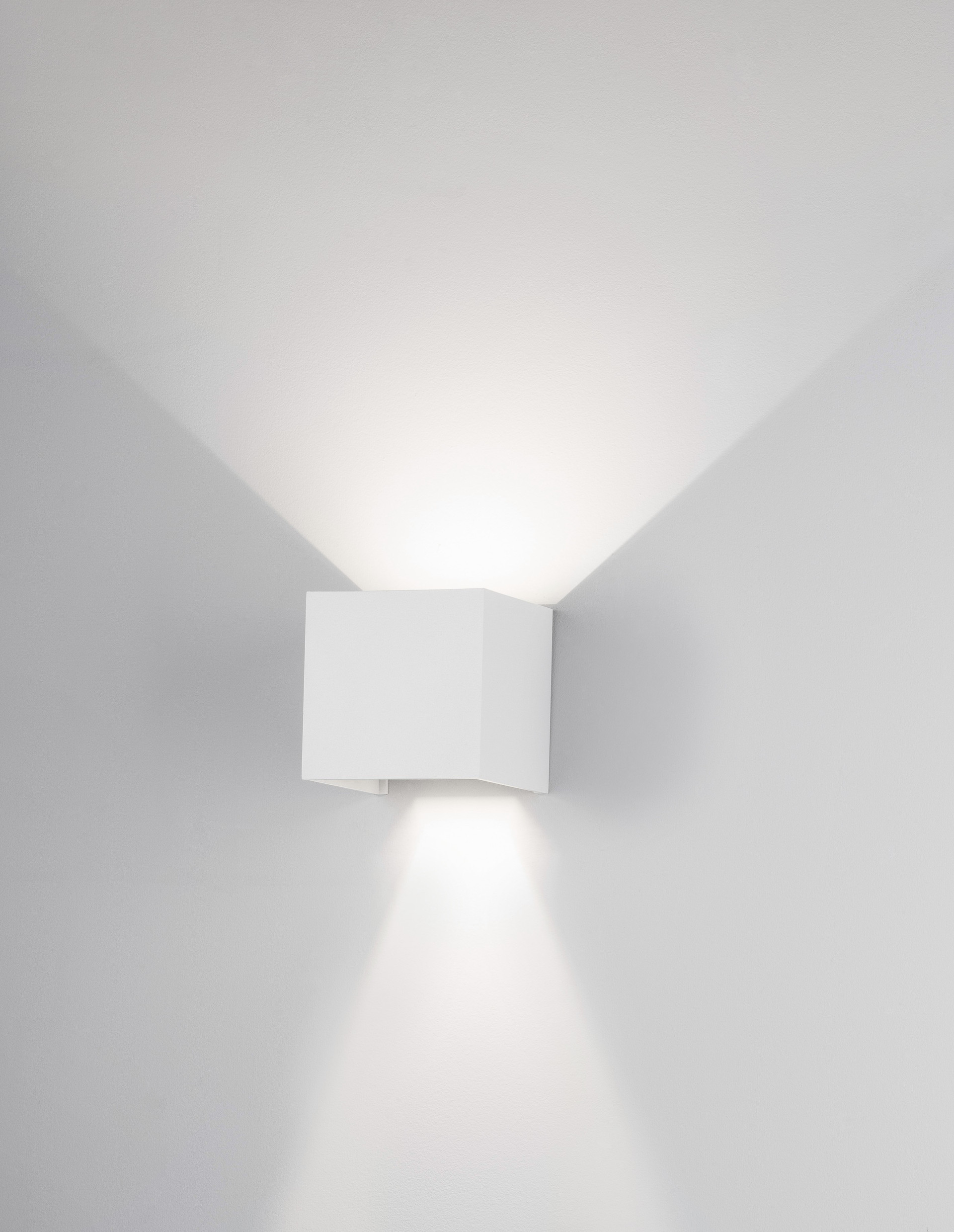 COMO | L 11.2 W 11.2 H 11.2 cm | 6 W | 3000 K | 510 lm | IP54 | White | Aluminum