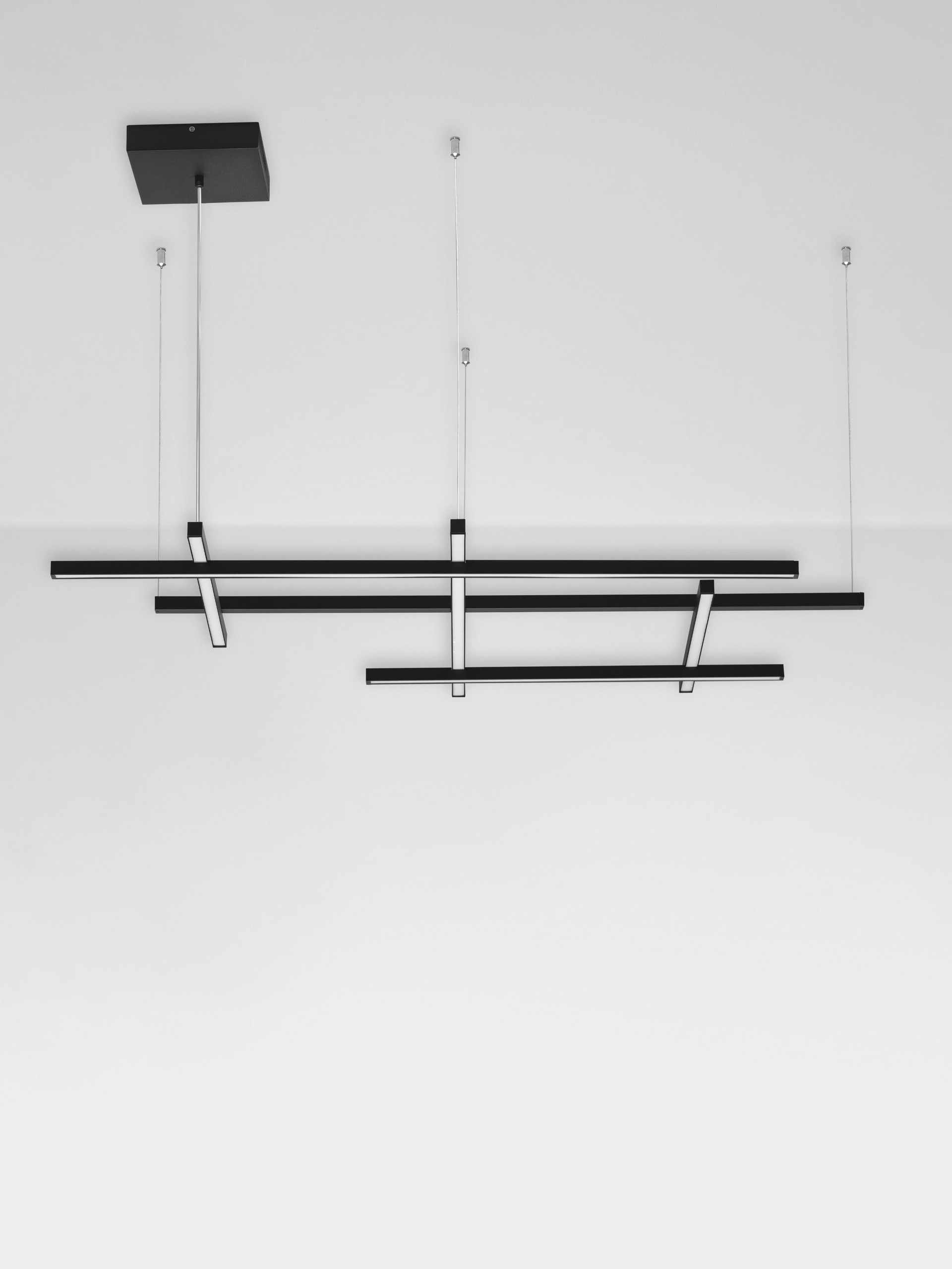 PACE | L 102 W 80 H 204 cm | 83 W | 3000 K | 4847 lm | IP20 | Black | Aluminum/Acrylic