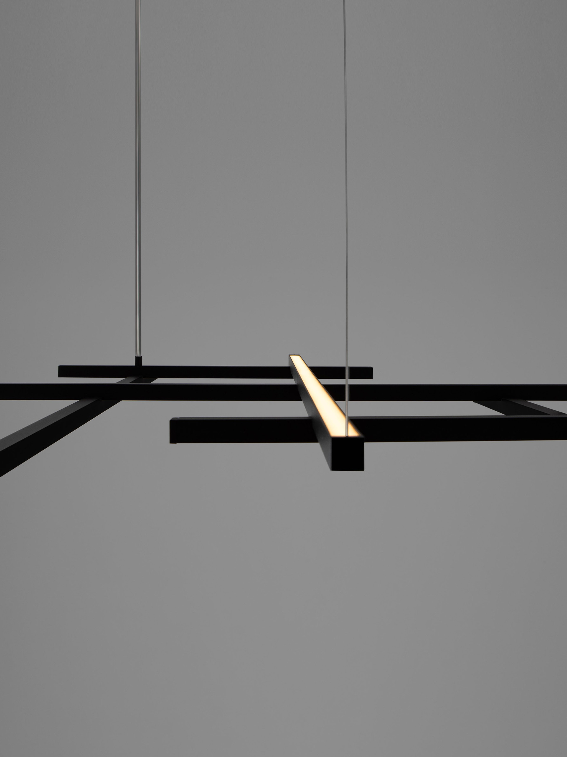 PACE | L 102 W 80 H 204 cm | 83 W | 3000 K | 4847 lm | IP20 | Black | Aluminum/Acrylic