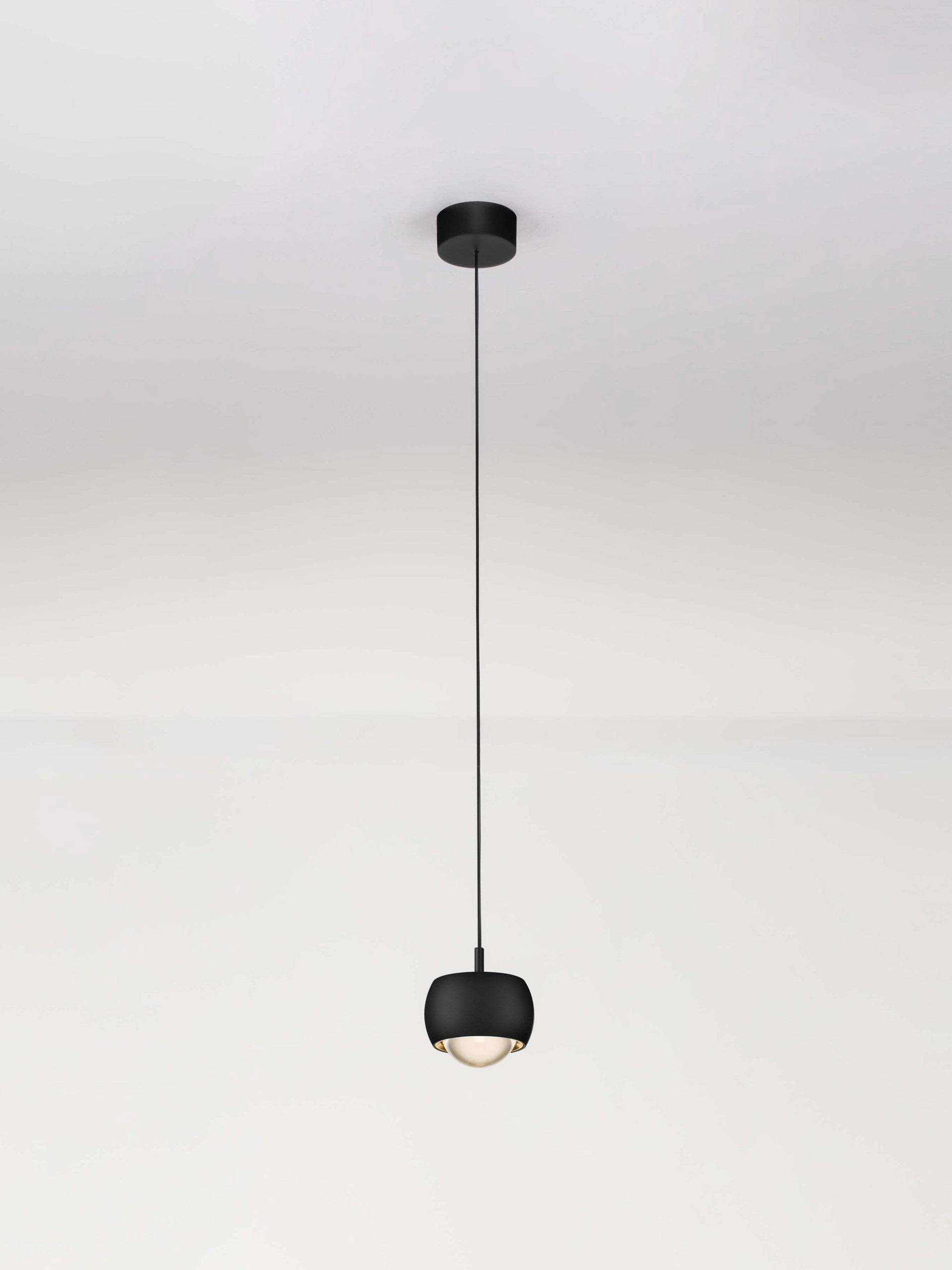 CONGA | H 140 D 9.6 cm | 13 W | 3000 K | 922 lm | IP20 | Black | Aluminum/Acrylic