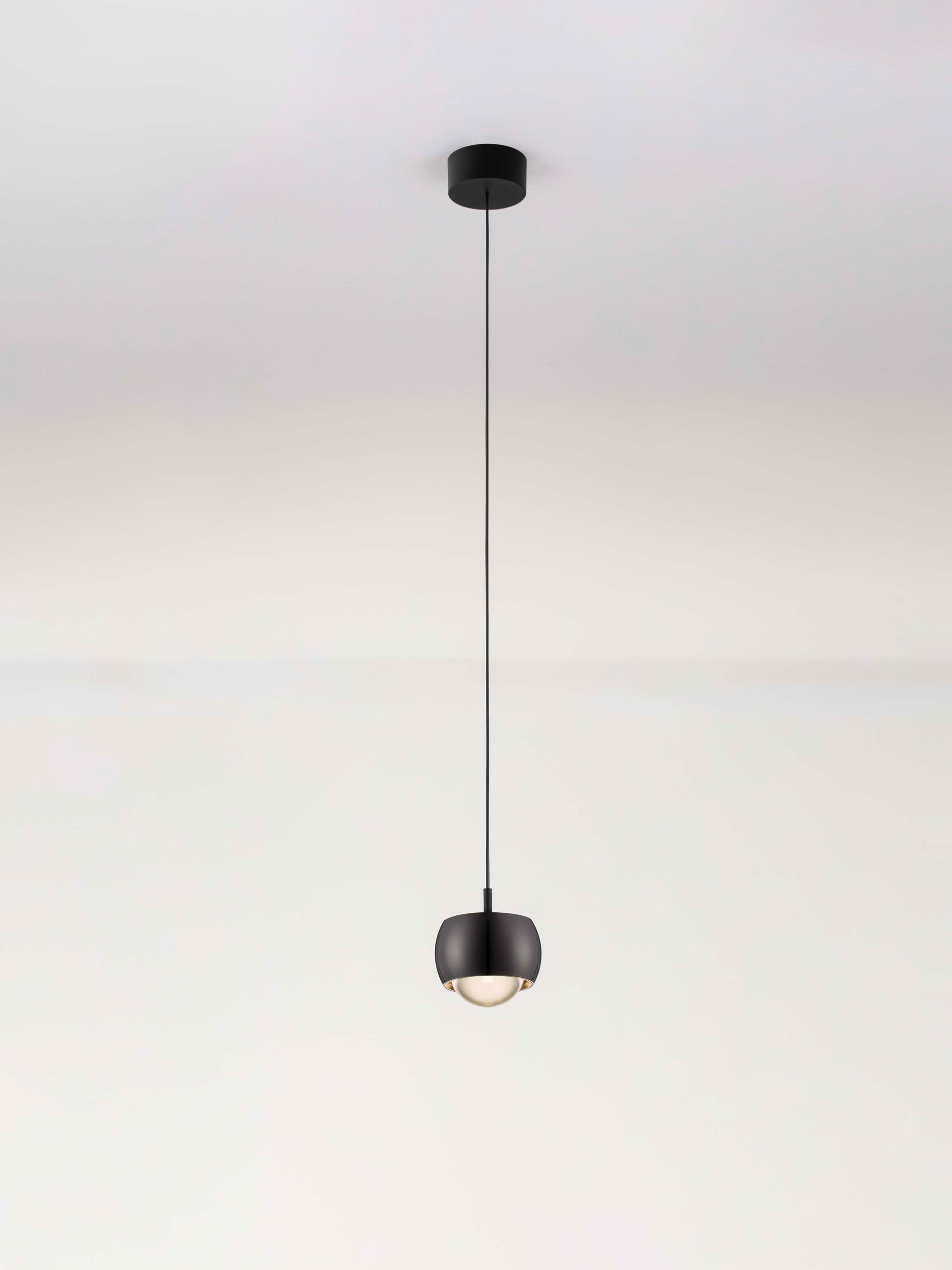 CONGA | H 140 D 9.6 cm | 13 W | 3000 K | 922 lm | IP20 | Black | Aluminum/Acrylic