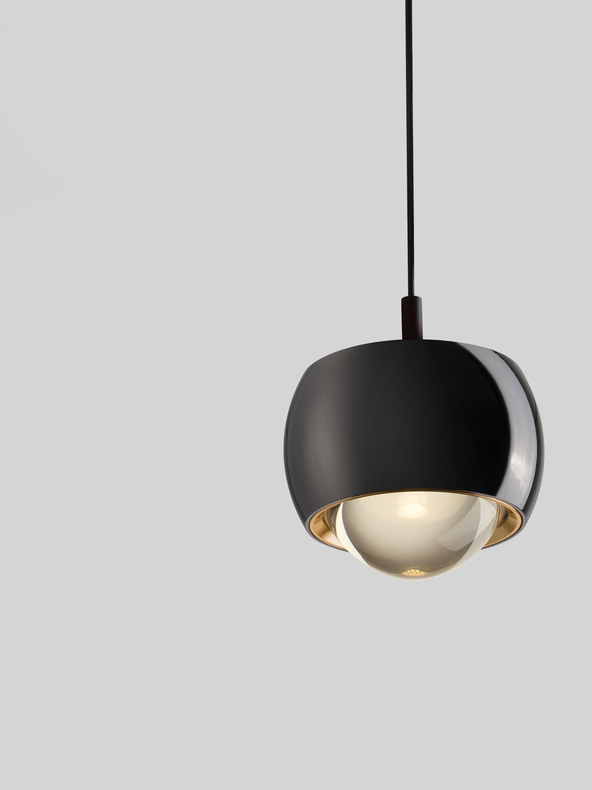 CONGA | H 140 D 9.6 cm | 13 W | 3000 K | 922 lm | IP20 | Black | Aluminum/Acrylic