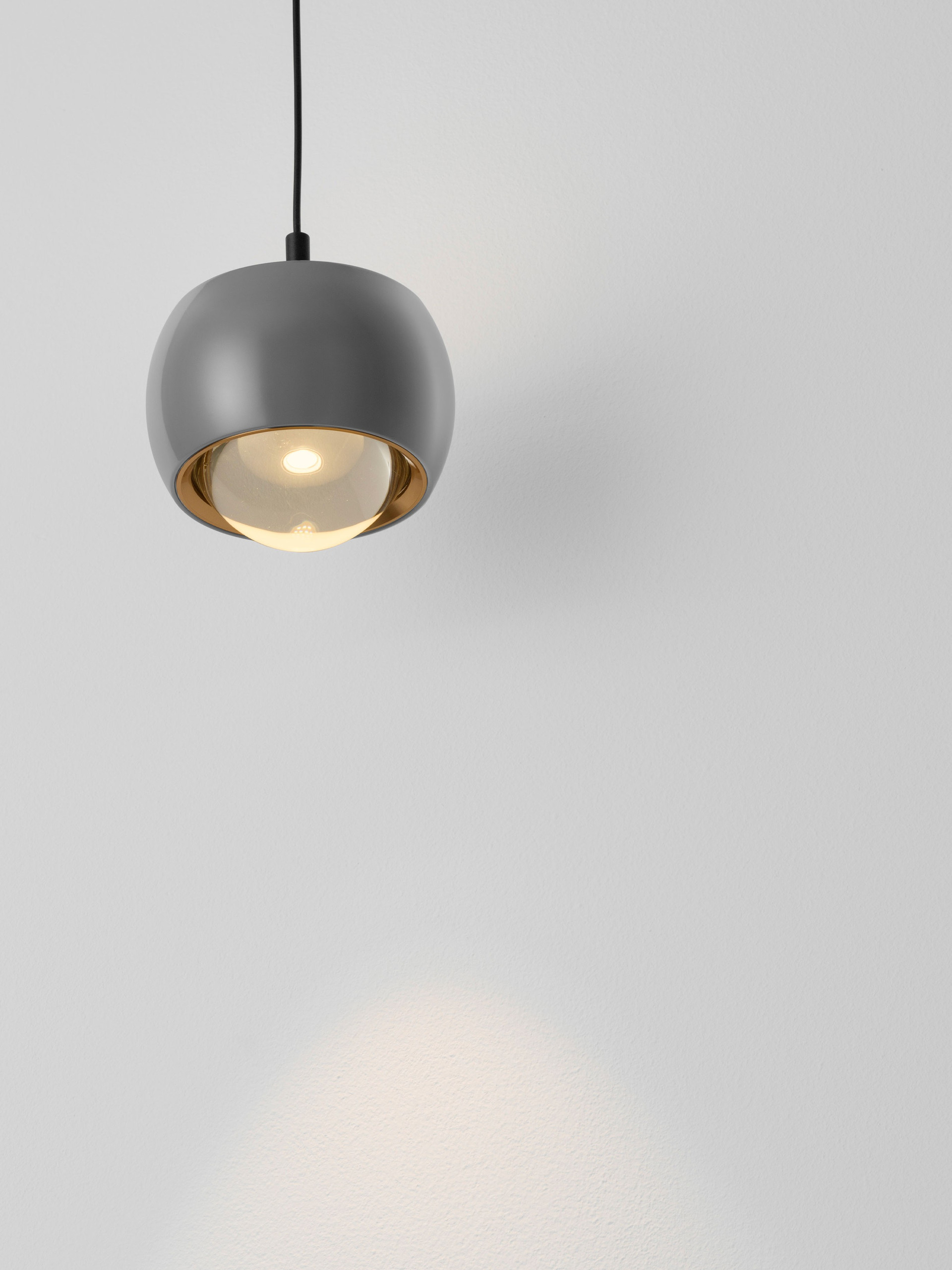 CONGA | H 140 D 9.6 cm | 13 W | 3000 K | 922 lm | IP20 | Gray | Aluminum/Acrylic