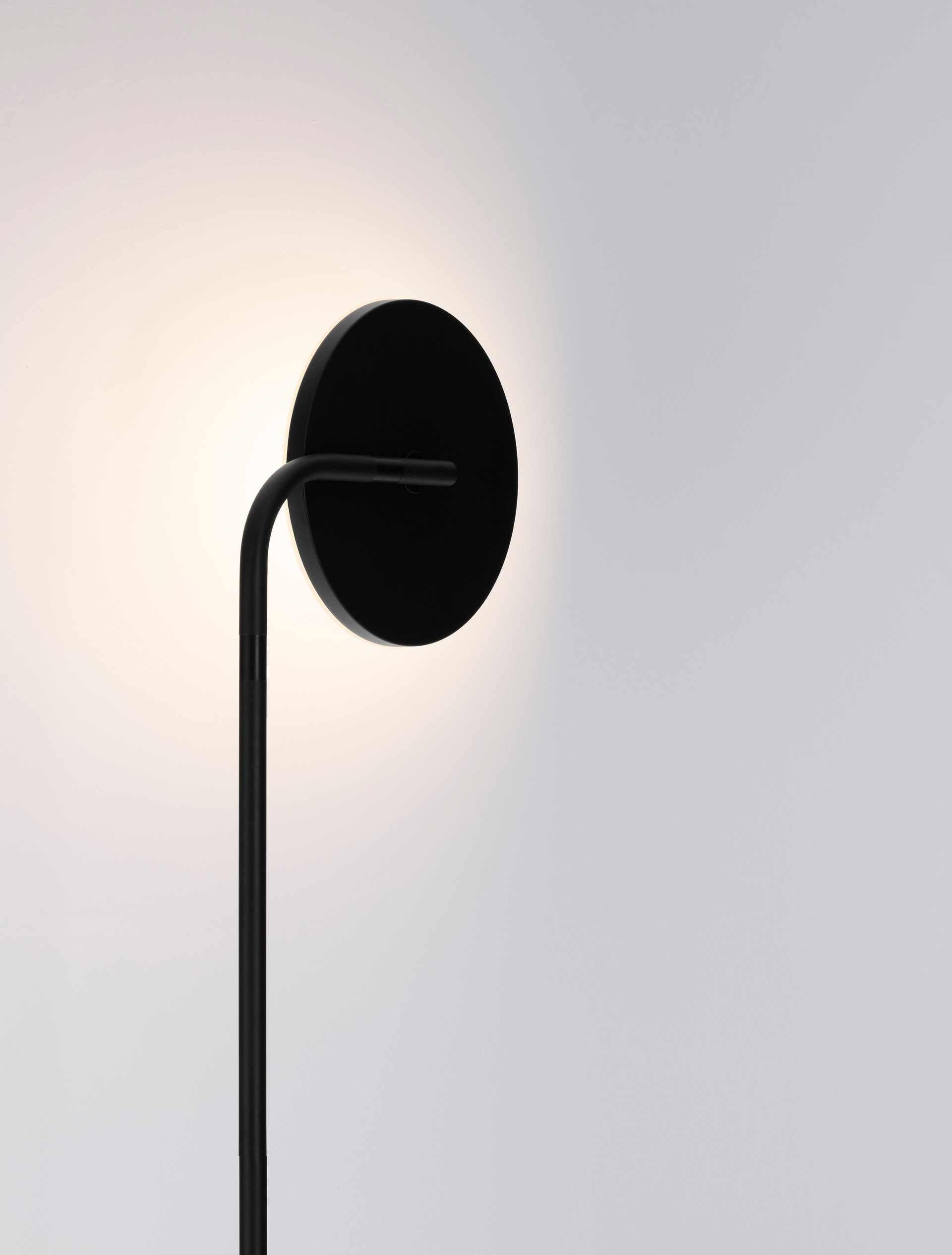 SINKRO | L 44 W 25 H 174 cm | 30 W | 3000 K | 2224 lm | IP20 | Schwarz | Stahl/Acryl
