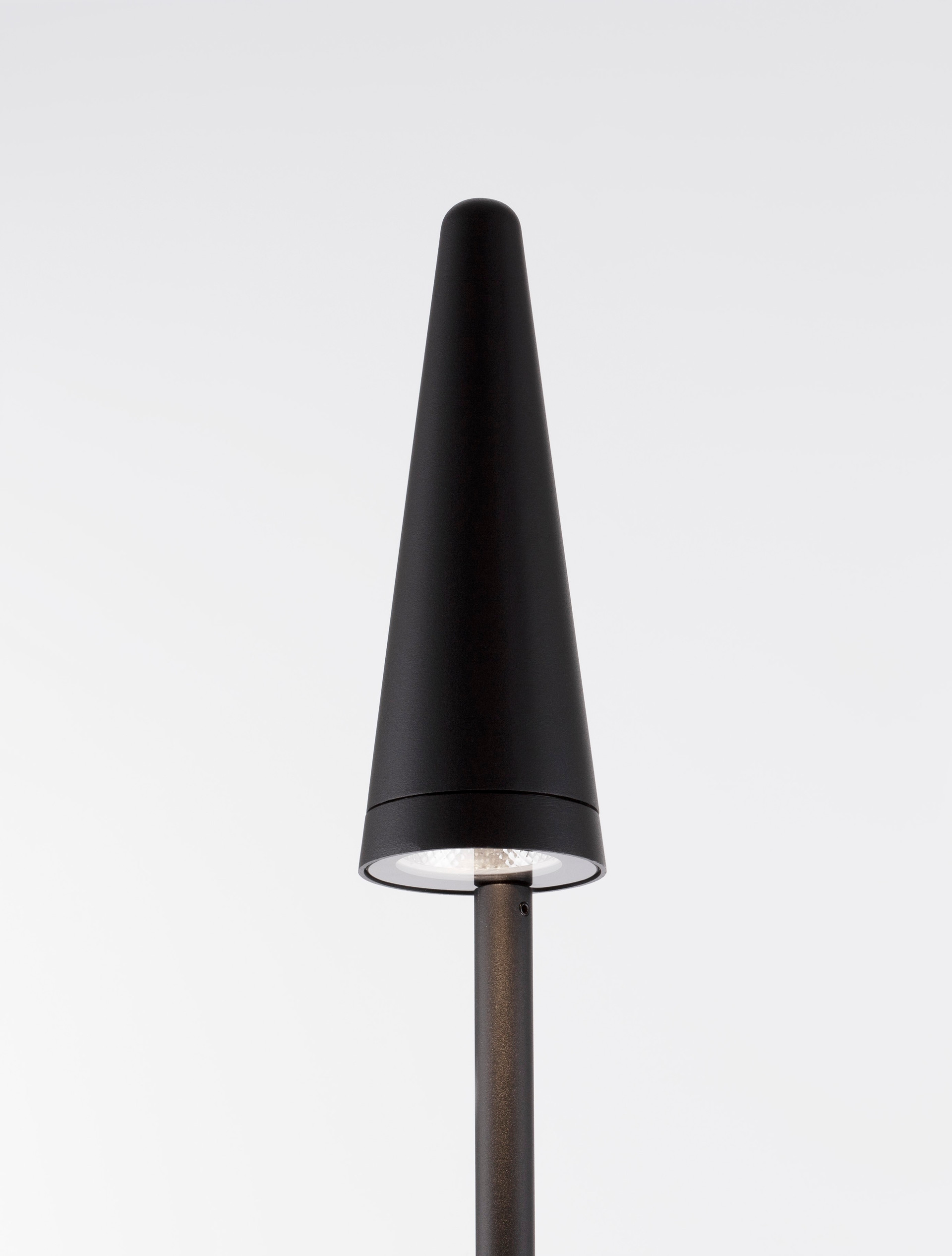 MABEL | H 150 D 7.8 cm | 9 W | 3000 K | 590 lm | IP54 | Schwarz | Aluminium