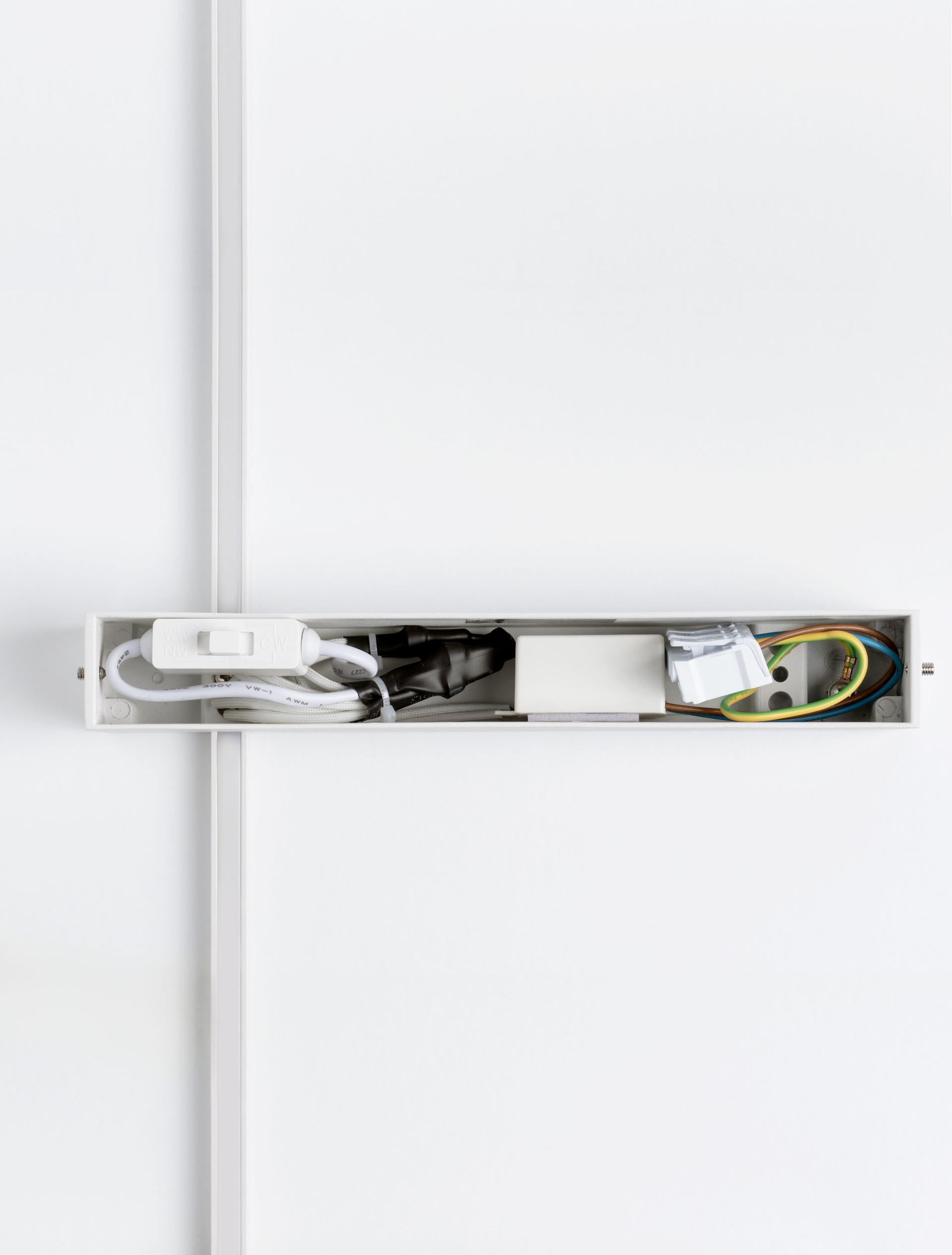 DANESSA | L 22.2 W 4 H 73 cm | 5 W | 3000/2700 K | 374 lm | IP20 | White | Aluminum/Acrylic