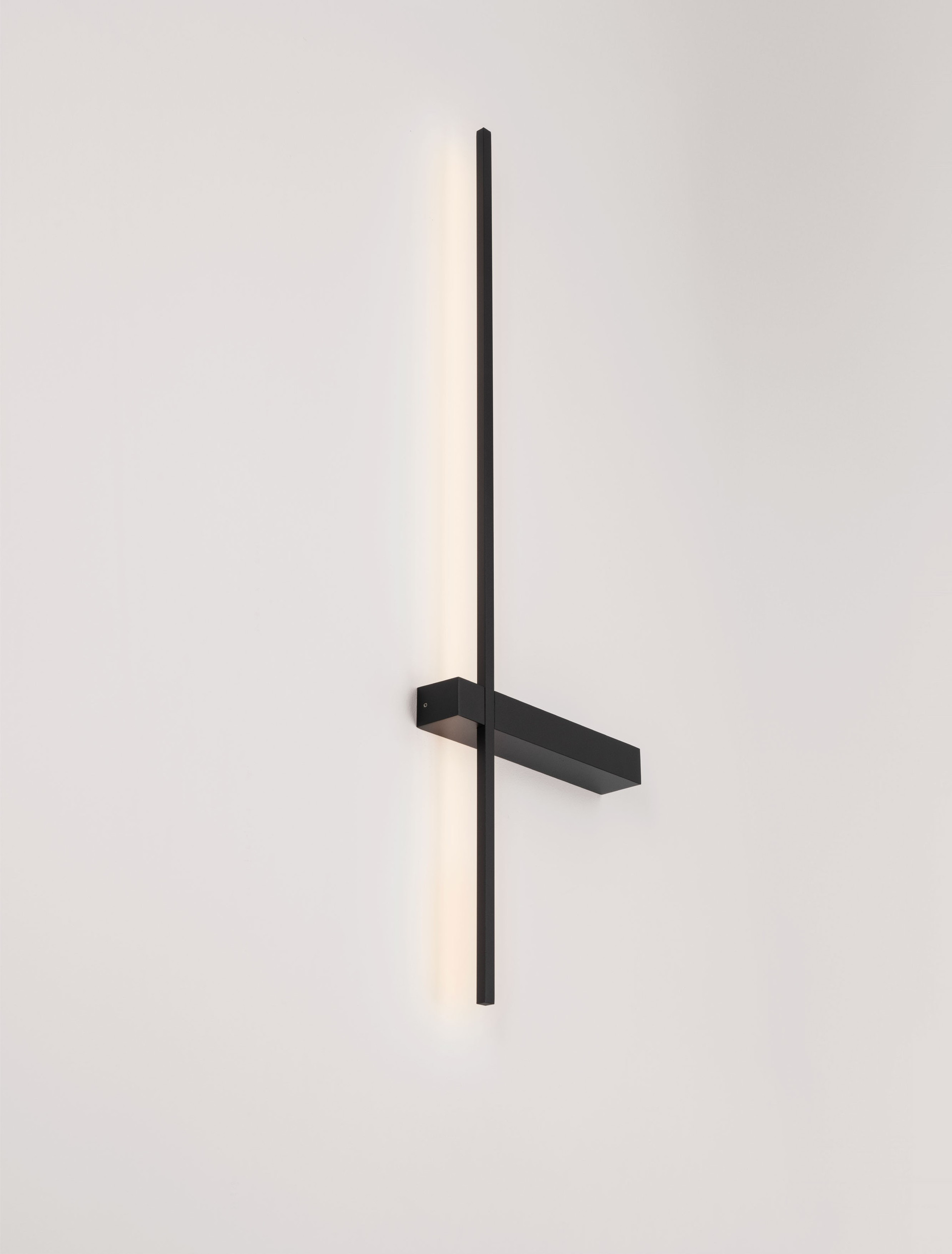 DANESSA | L 22.2 W 4 H 73 cm | 5 W | 3000/2700 K | 374 lm | IP20 | Nero | Alluminio/Acrilico