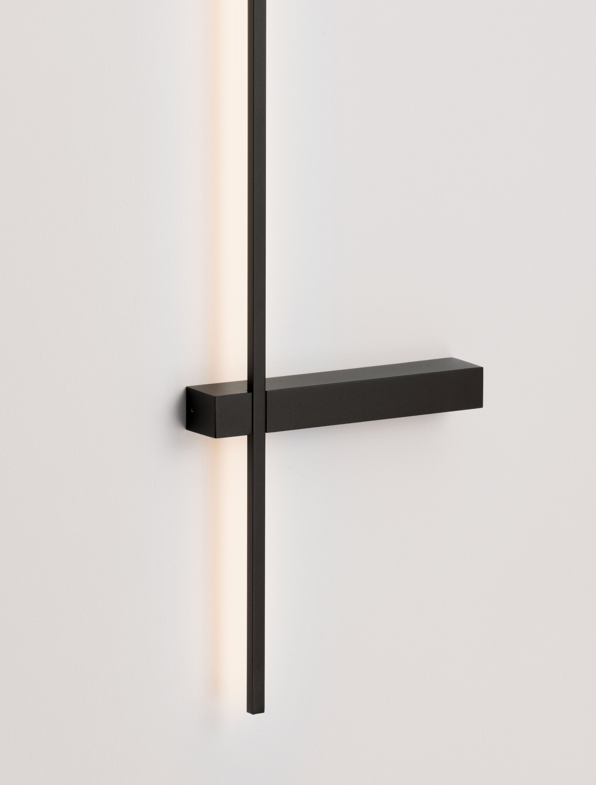 DANESSA | L 22.2 W 4 H 73 cm | 5 W | 3000/2700 K | 374 lm | IP20 | Nero | Alluminio/Acrilico