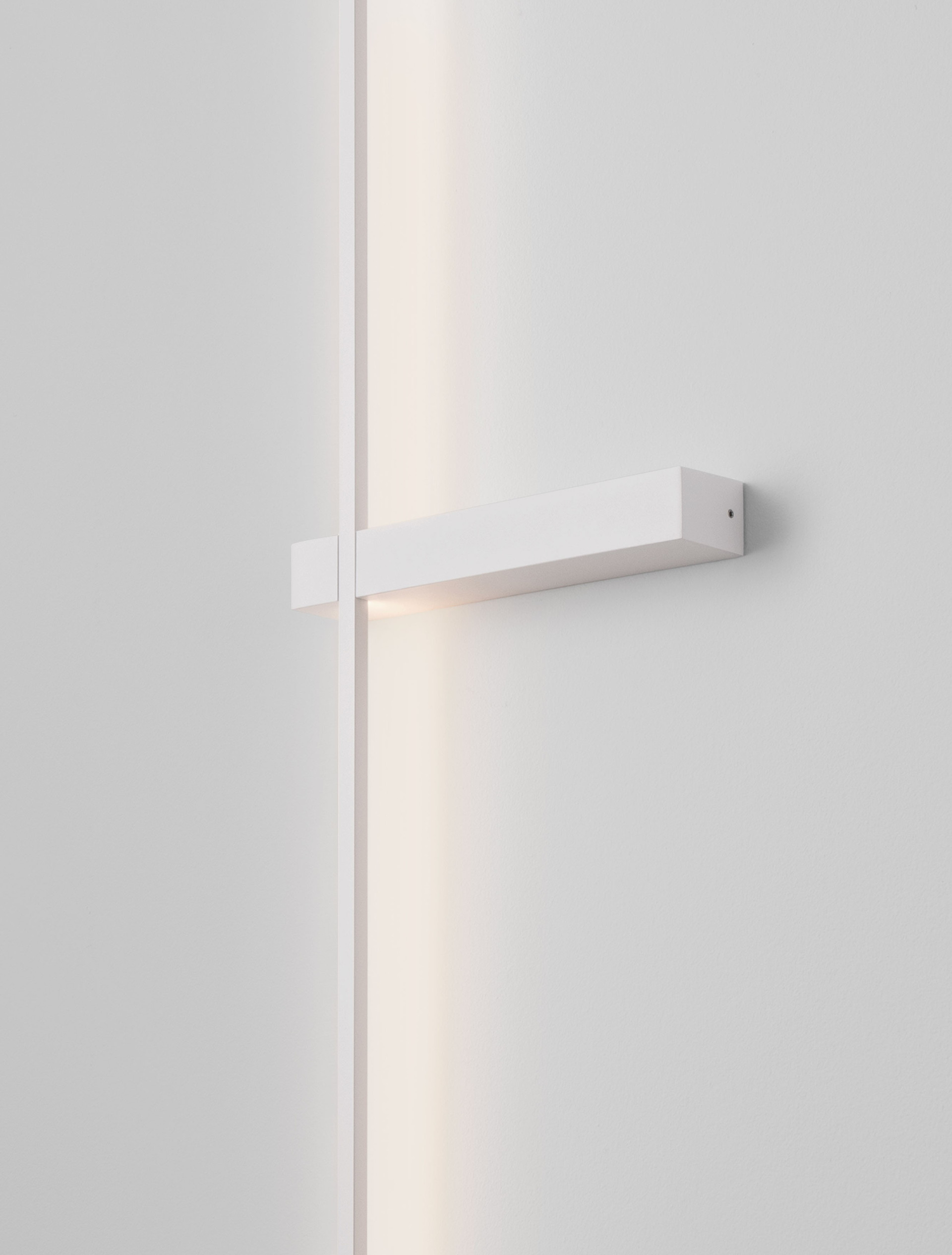 DANESSA | L 22.2 W 4 H 103 cm | 5 W | 3000/2700 K | 374 lm | IP20 | Bianco | Alluminio/Acrilico