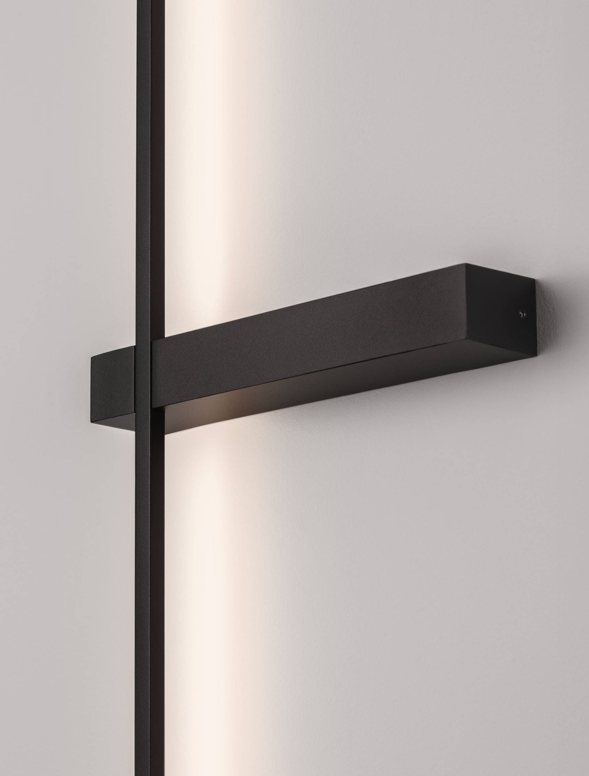 DANESSA | L 22.2 W 4 H 103 cm | 5 W | 3000/2700 K | 374 lm | IP20 | Noir | Aluminium/Acrylique