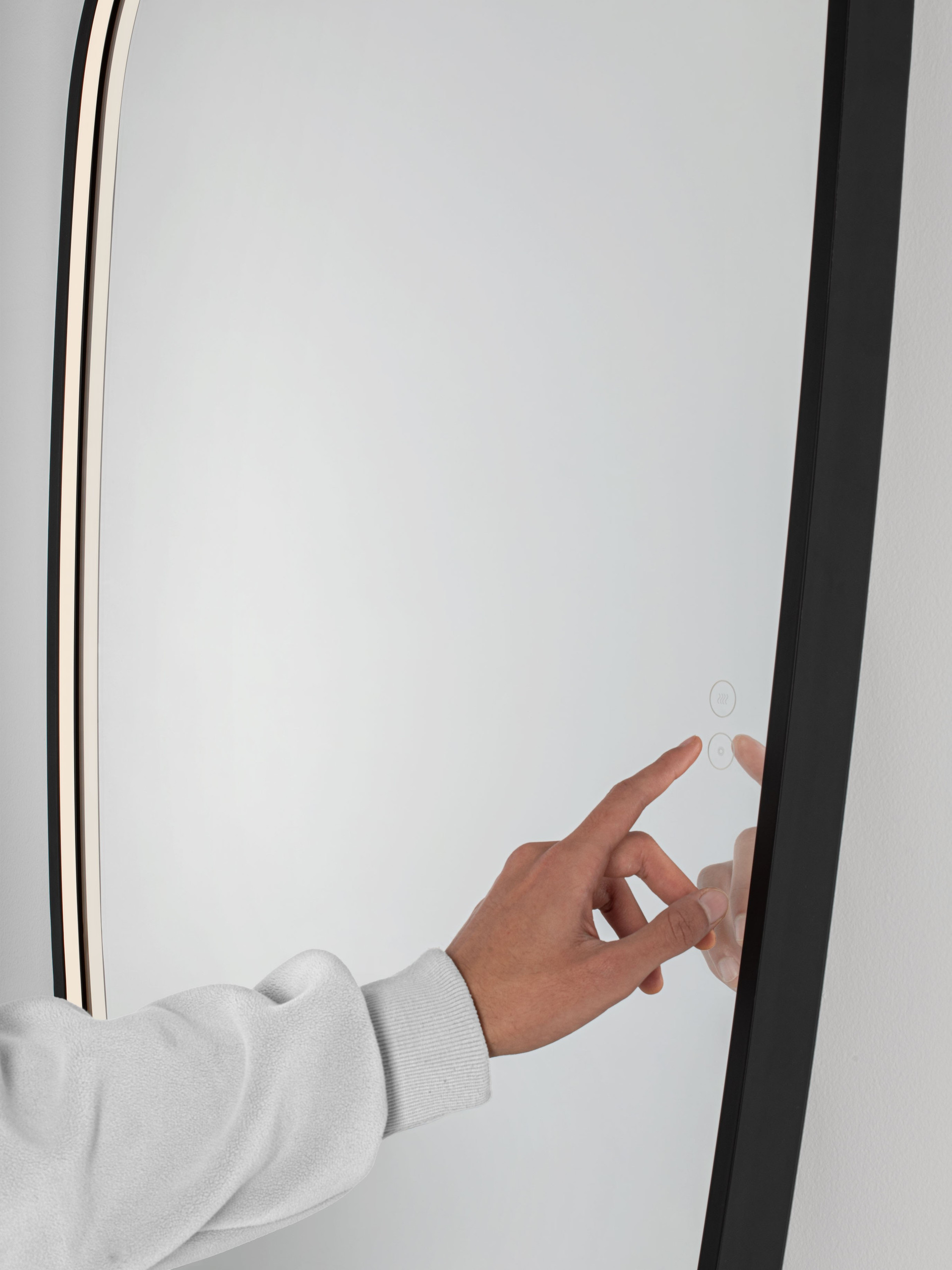 SINIA | L 65 W 4.5 H 135 cm | 53 W | 3000 K | 1092 lm | IP44 | Black | Aluminum/Mirror Glass