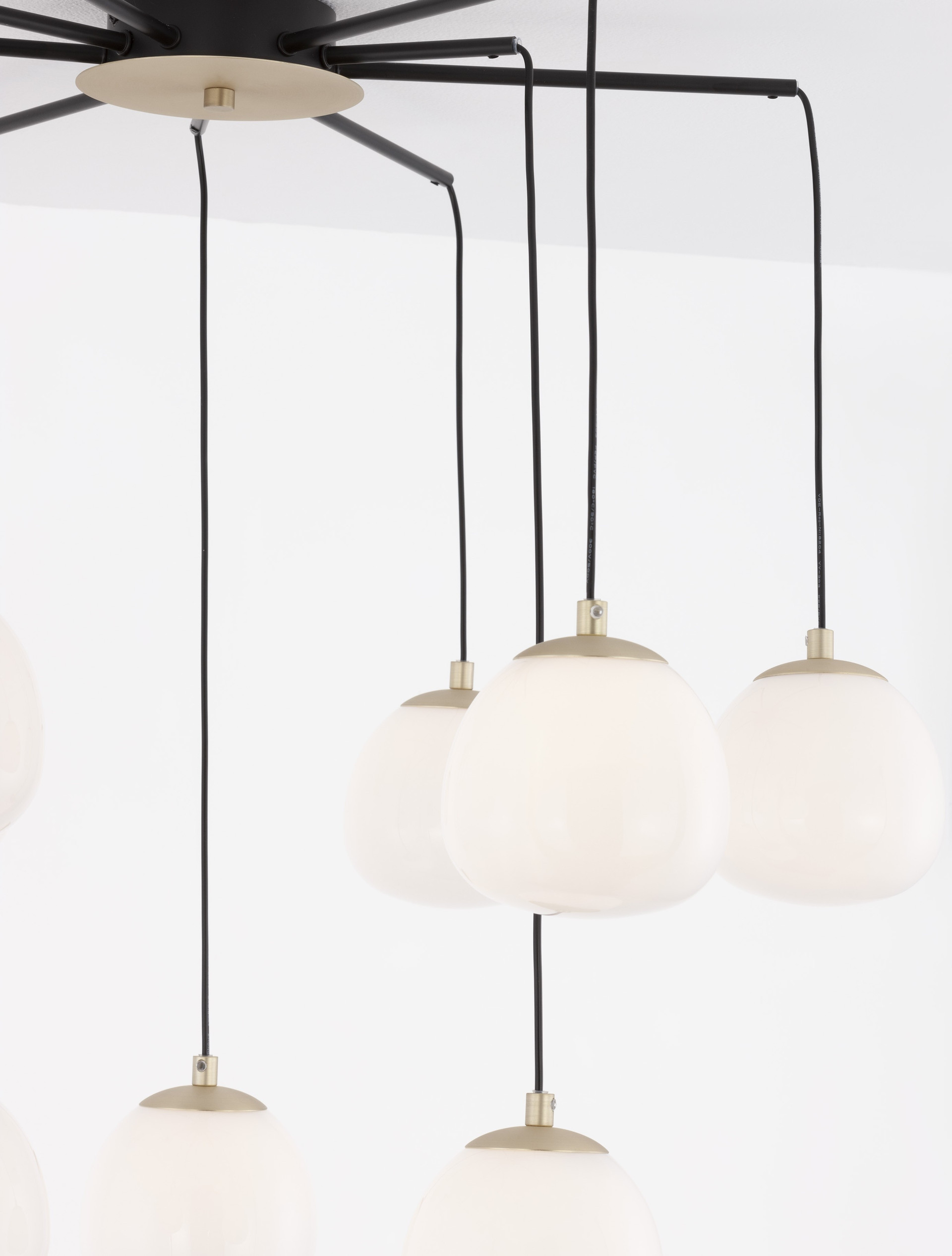 THE EGG | H 70 D 75 cm | 45 W | IP20 | Black/White/Gold | Glass/Metal