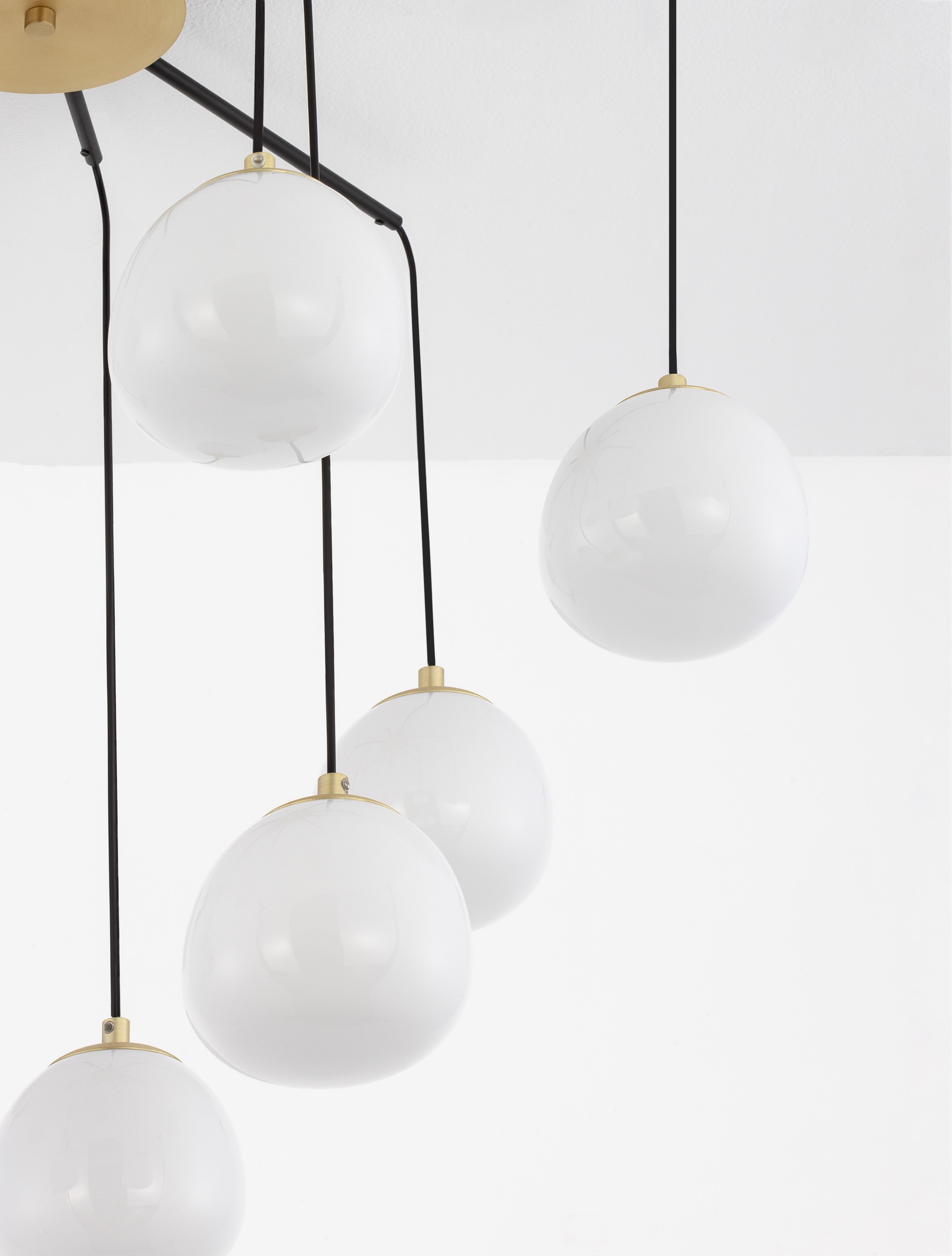 THE EGG | H 70 D 75 cm | 45 W | IP20 | Black/White/Gold | Glass/Metal