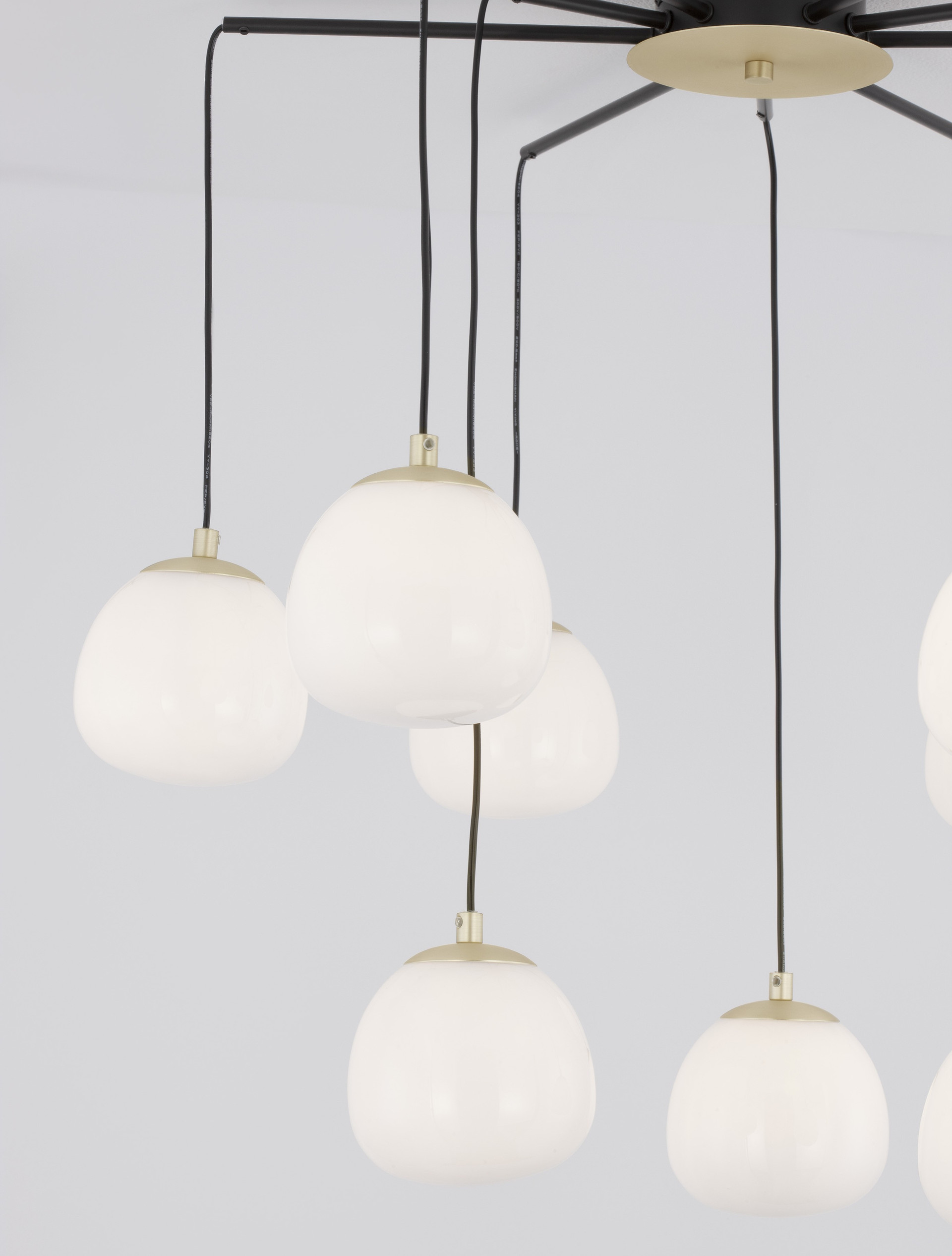 THE EGG | H 70 D 75 cm | 45 W | IP20 | Black/White/Gold | Glass/Metal