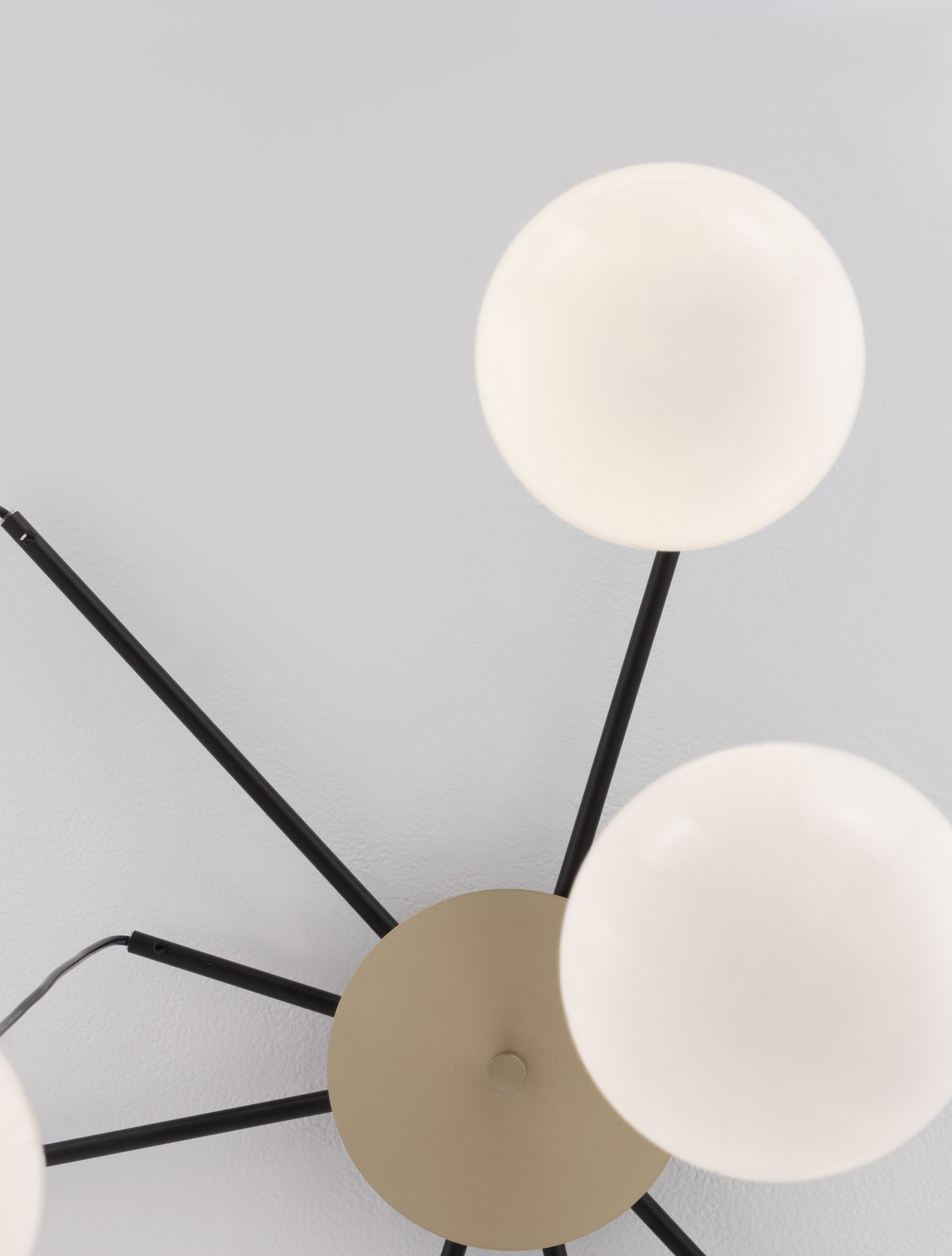 THE EGG | H 70 D 75 cm | 45 W | IP20 | Black/White/Gold | Glass/Metal