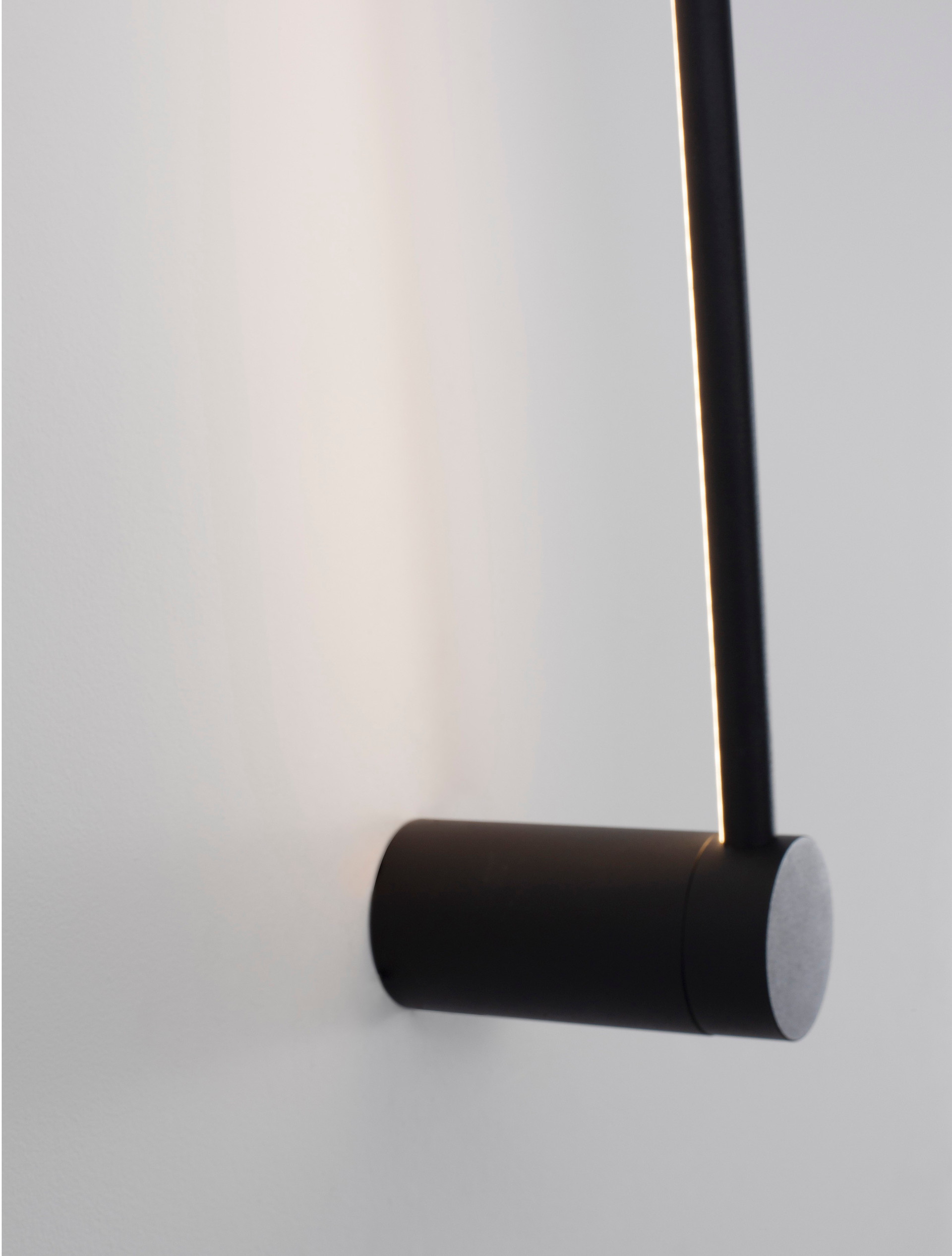 SYNTHESI | L 6 W 14 H 60 cm | 17 W | 3000 K | 777 lm | IP20 | Black | Aluminum/Acrylic