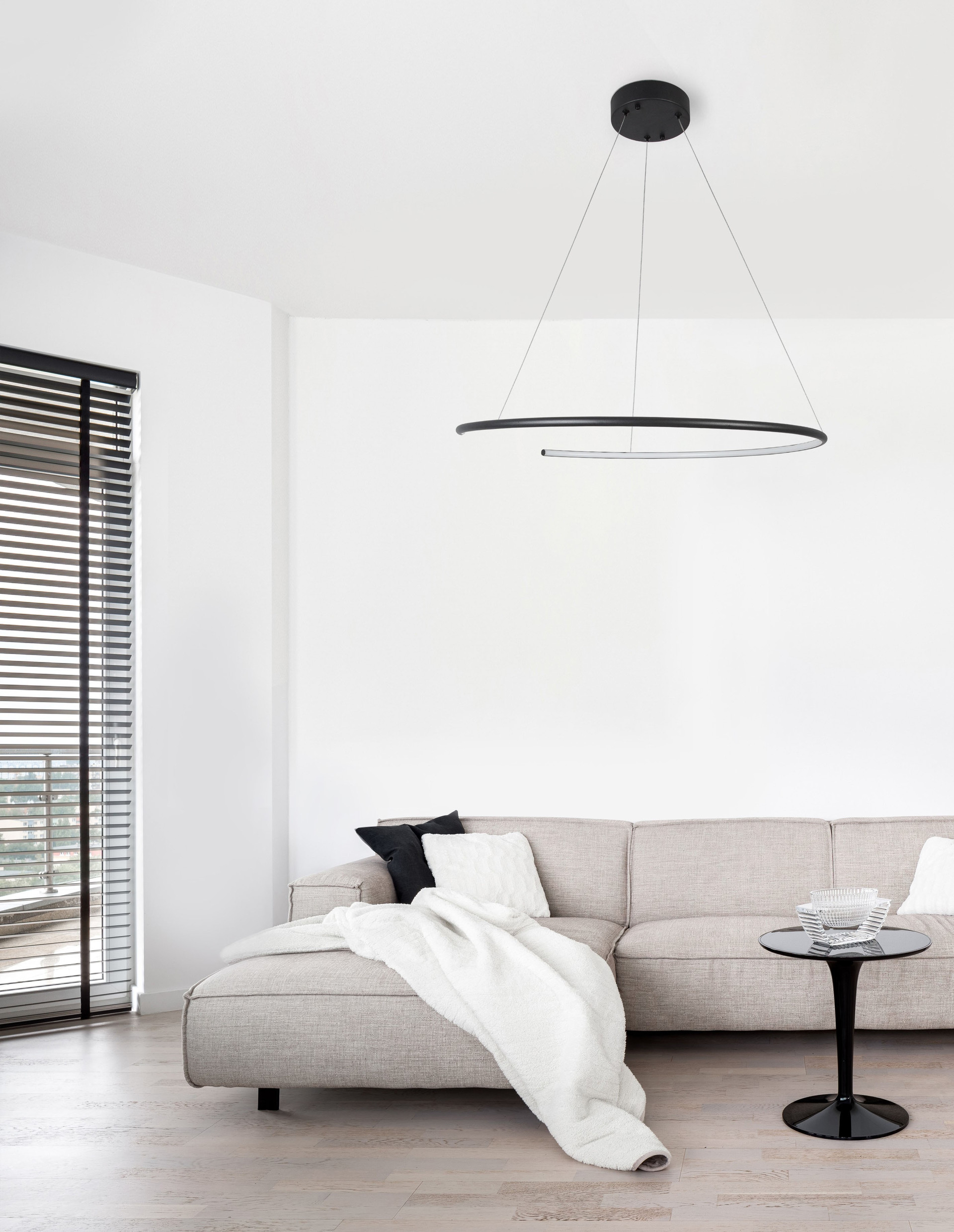 BREDA | H 200 D 70 cm | 30 W | 3000 K | 1480 lm | IP20 | Black | Aluminum/Acrylic