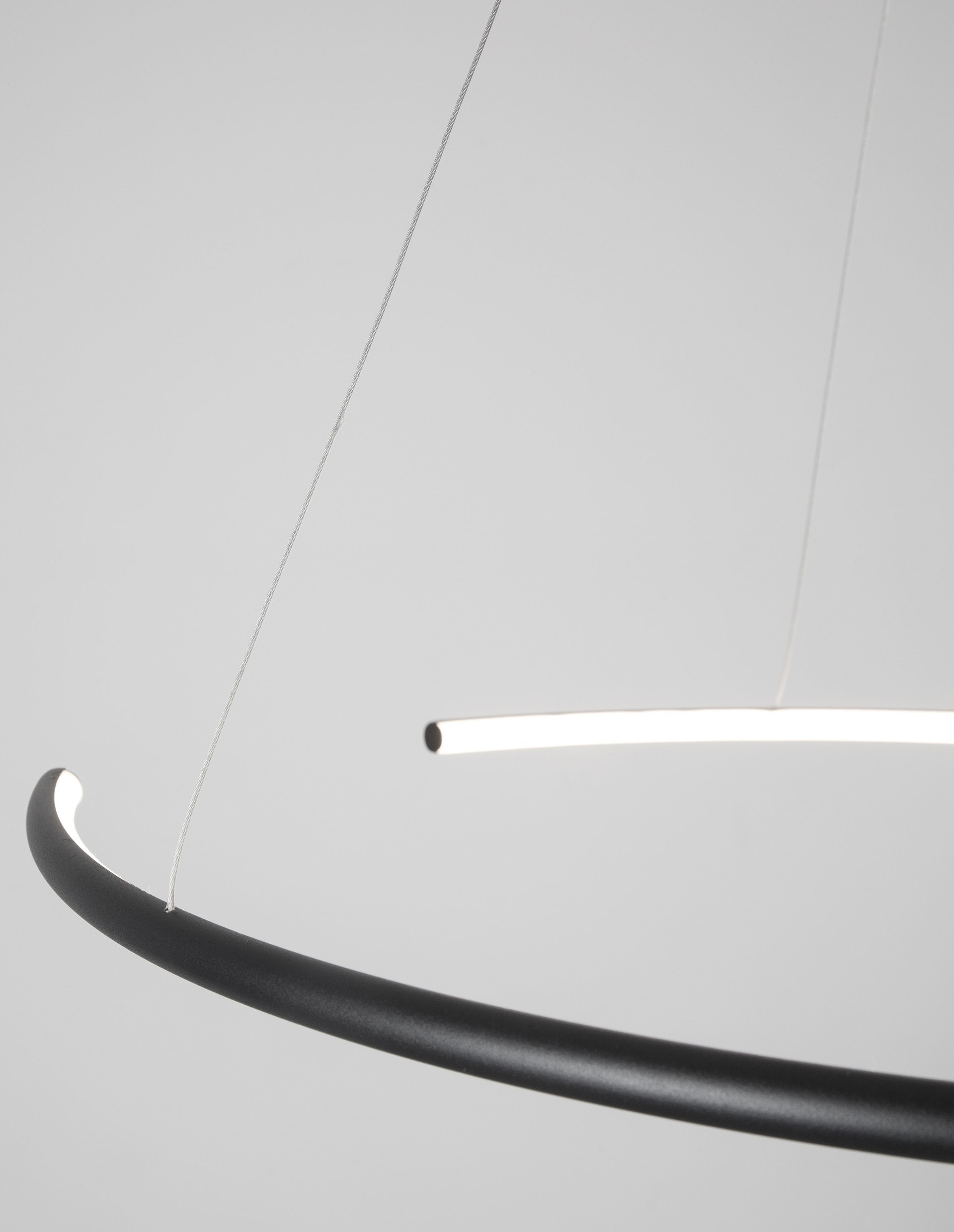 BREDA | H 200 D 70 cm | 30 W | 3000 K | 1480 lm | IP20 | Black | Aluminum/Acrylic