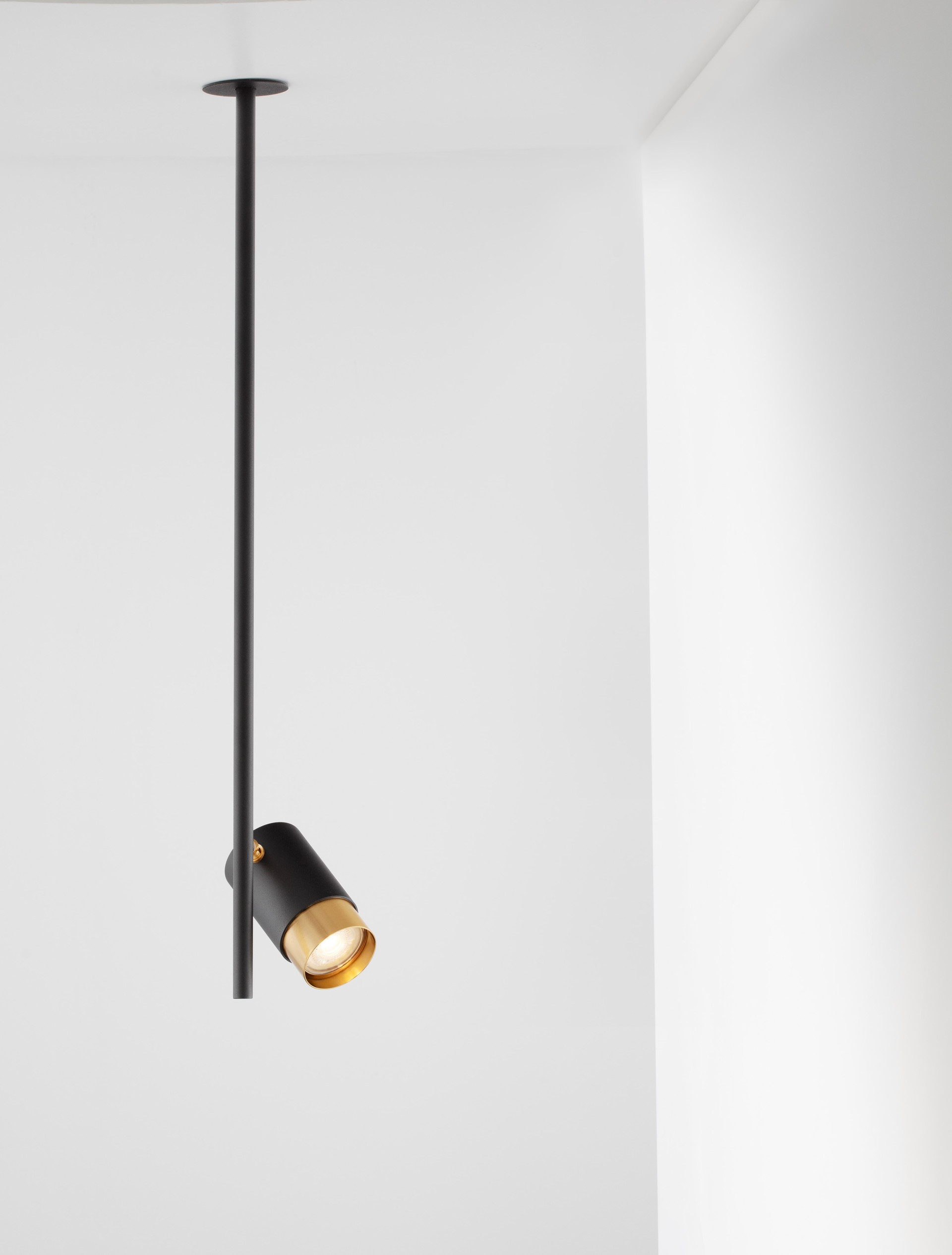 PONGO | H 64.3 D 5.9 cm | 10 W | IP20 | Black/Gold | Aluminum