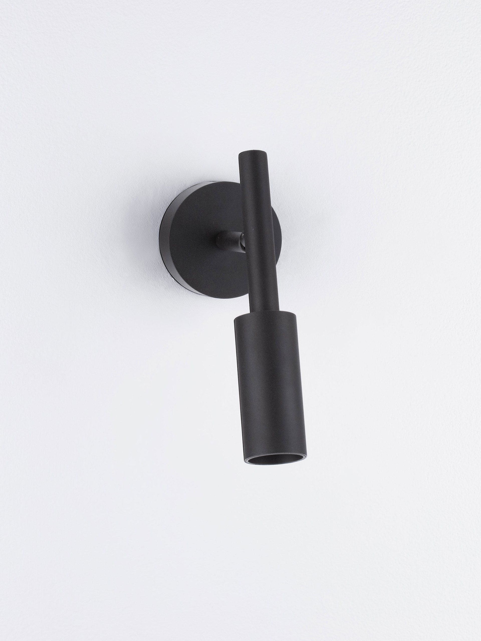 JOY | W 14 H 20.5 D 8 cm | 7 W | 3000 K | 667 lm | IP20 | Black | Aluminum