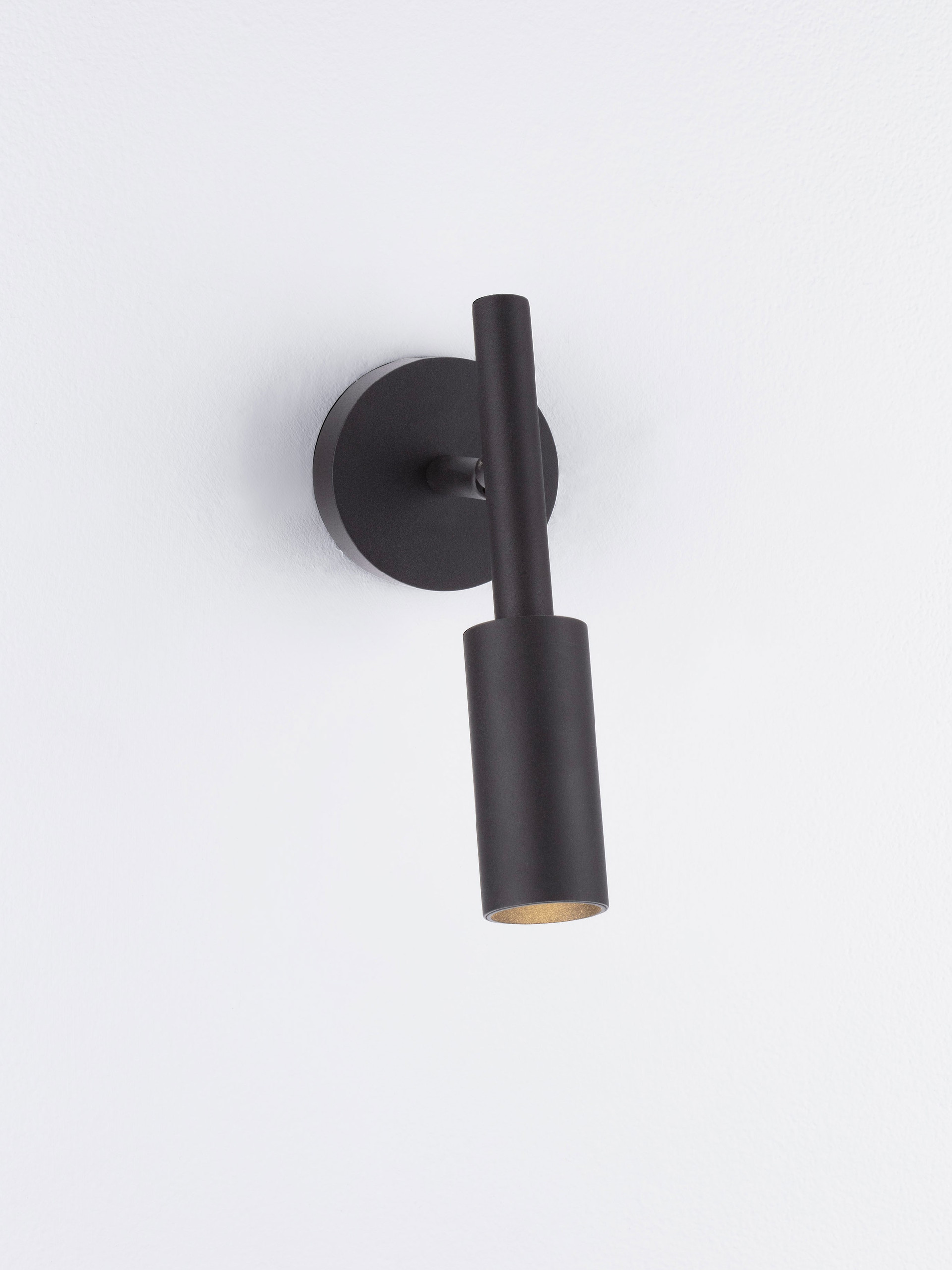 JOY | W 14 H 20.5 D 8 cm | 7 W | 3000 K | 667 lm | IP20 | Black | Aluminum