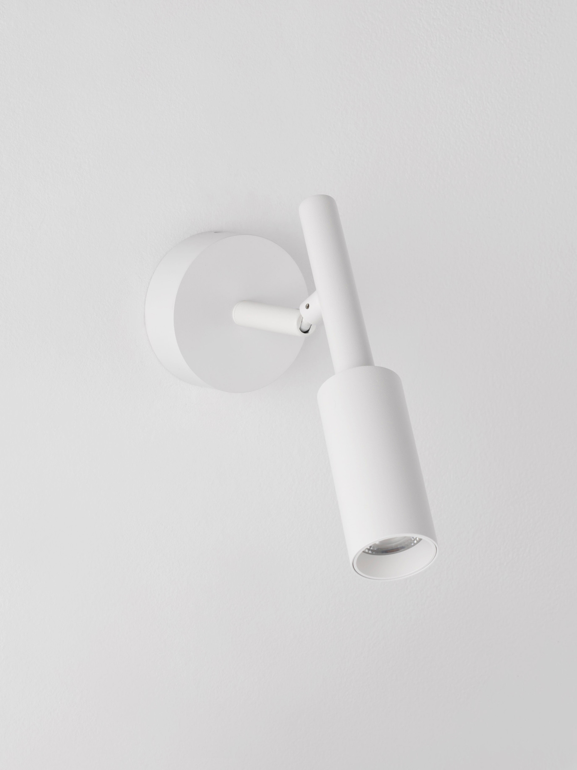 JOY | W 14 H 20.5 D 8 cm | 7 W | 3000 K | 667 lm | IP20 | White | Aluminum