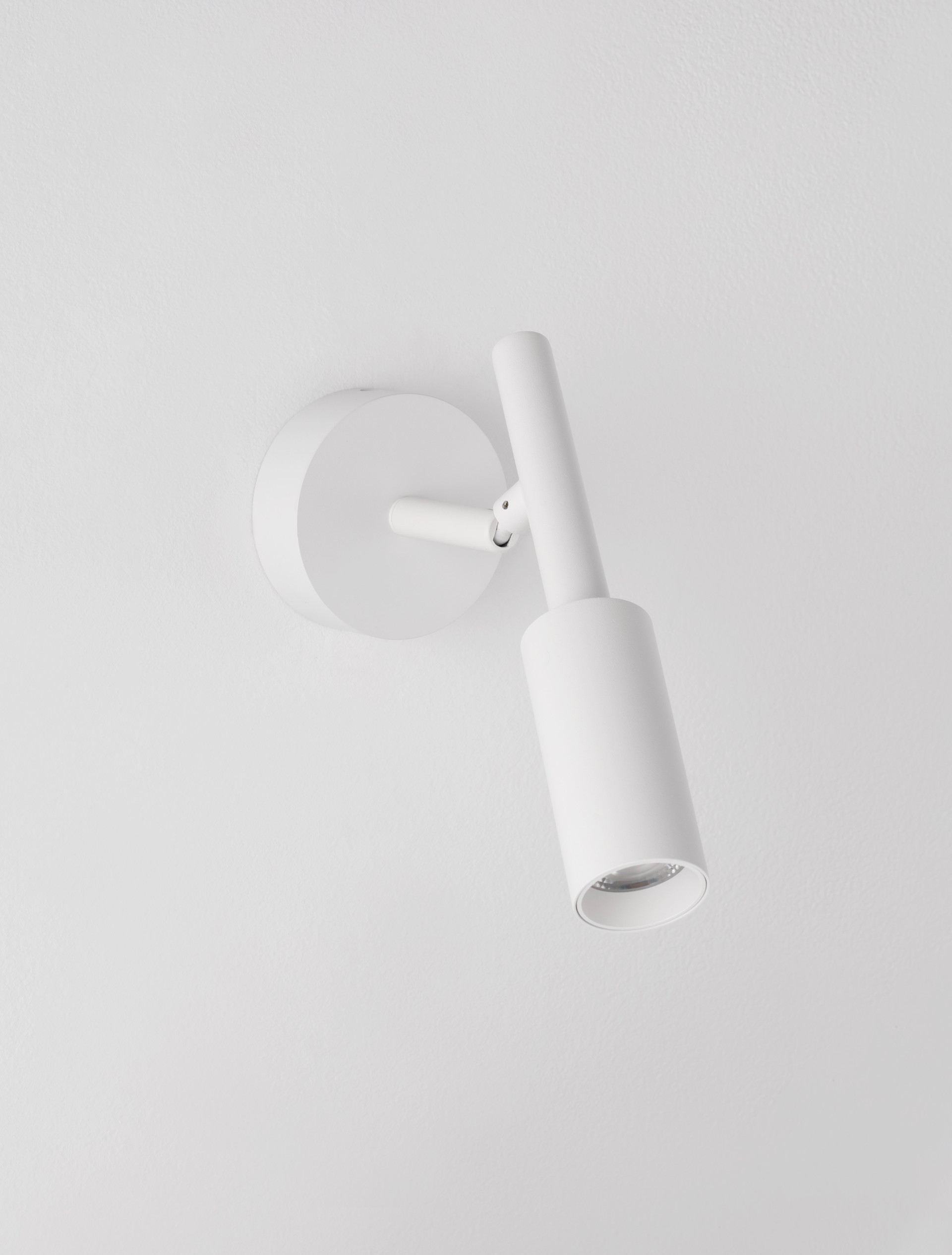 JOY | W 14 H 20.5 D 8 cm | 7 W | 3000 K | 667 lm | IP20 | White | Aluminum