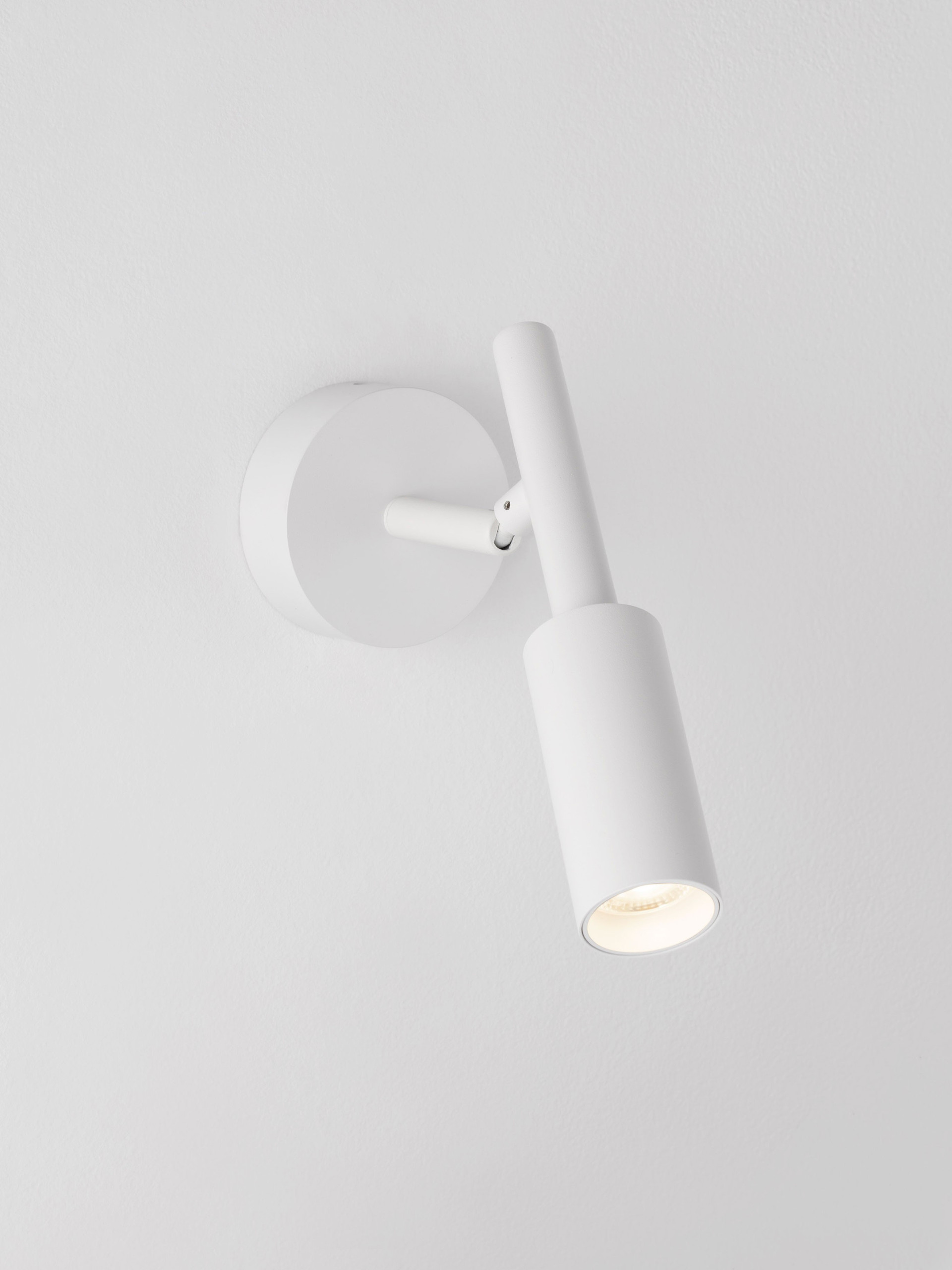 JOY | W 14 H 20.5 D 8 cm | 7 W | 3000 K | 667 lm | IP20 | White | Aluminum