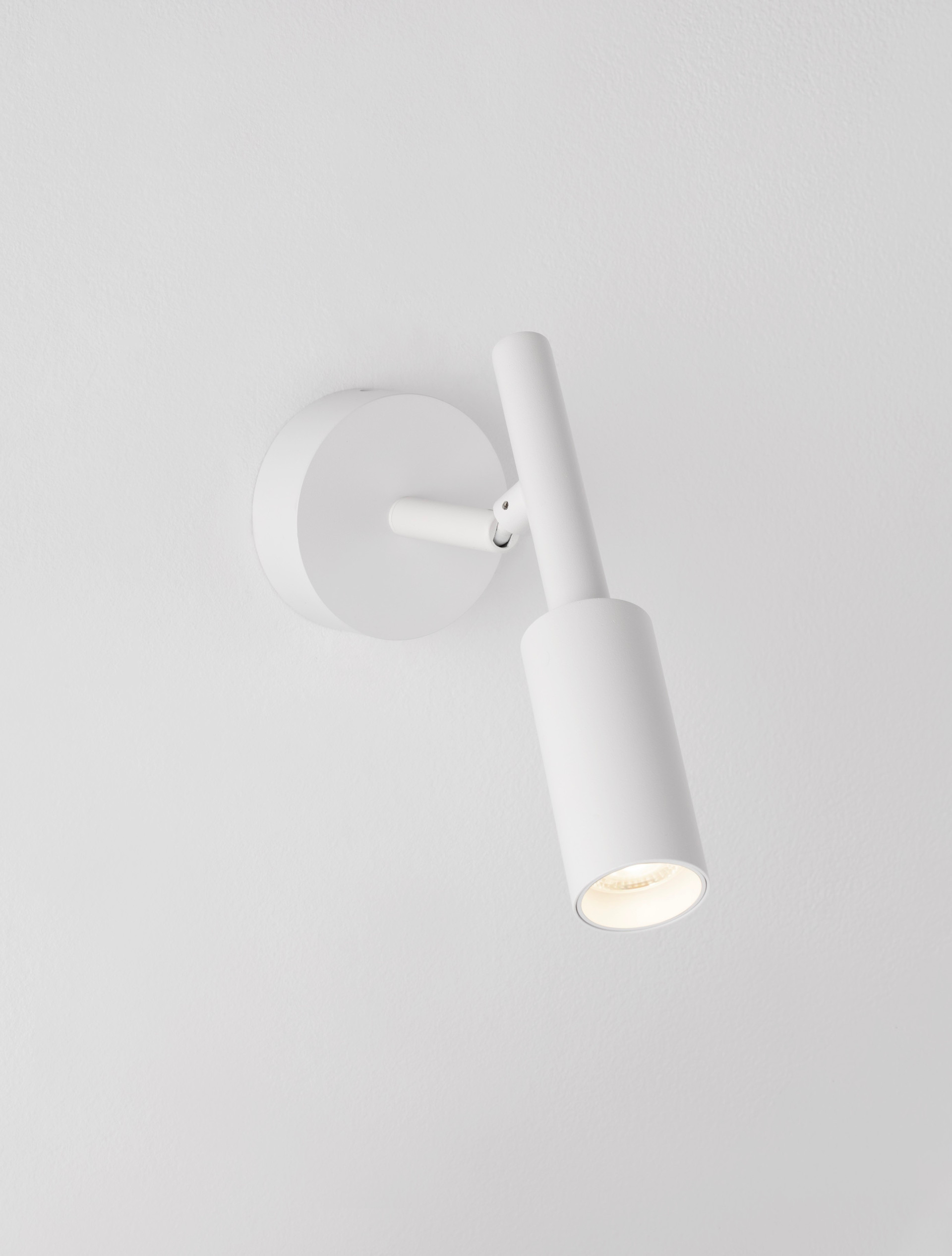 JOY | W 14 H 20.5 D 8 cm | 7 W | 3000 K | 667 lm | IP20 | White | Aluminum
