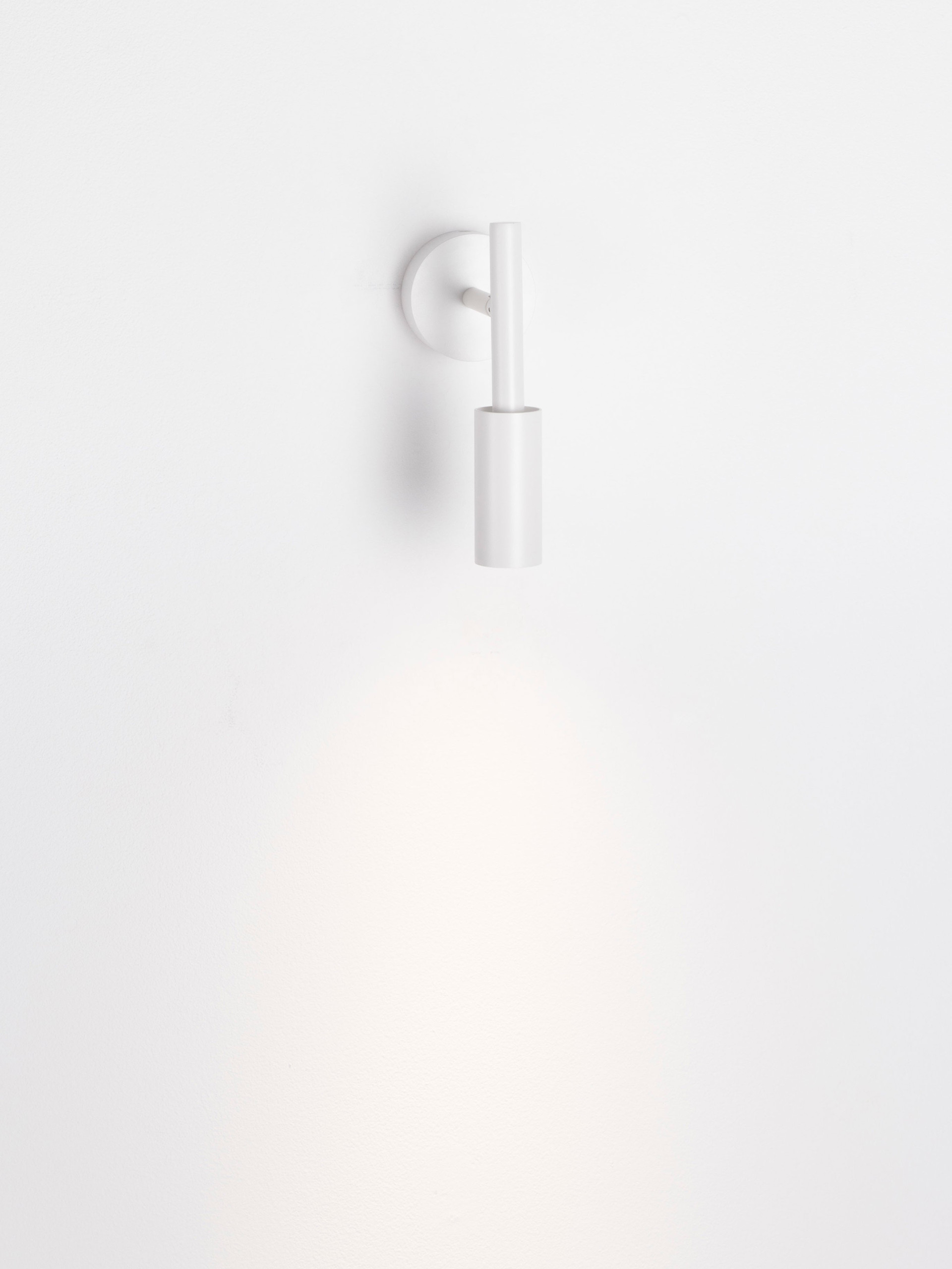 JOY | W 14 H 20.5 D 8 cm | 7 W | 3000 K | 667 lm | IP20 | White | Aluminum