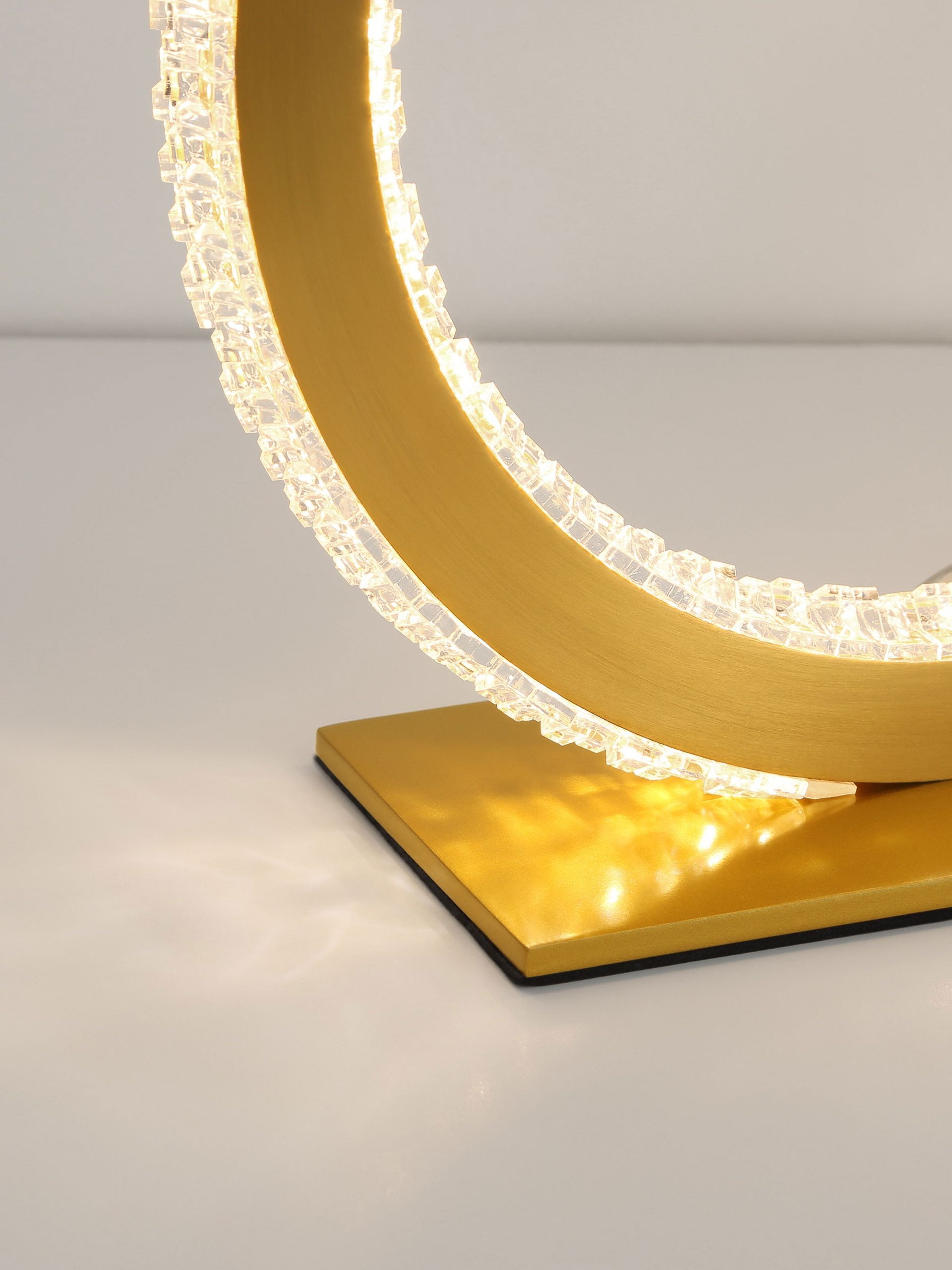 CILION | W 8 H 26 D 25 cm | 20 W | 3000 K | 1276 lm | IP20 | Gold | Aluminum/Acrylic