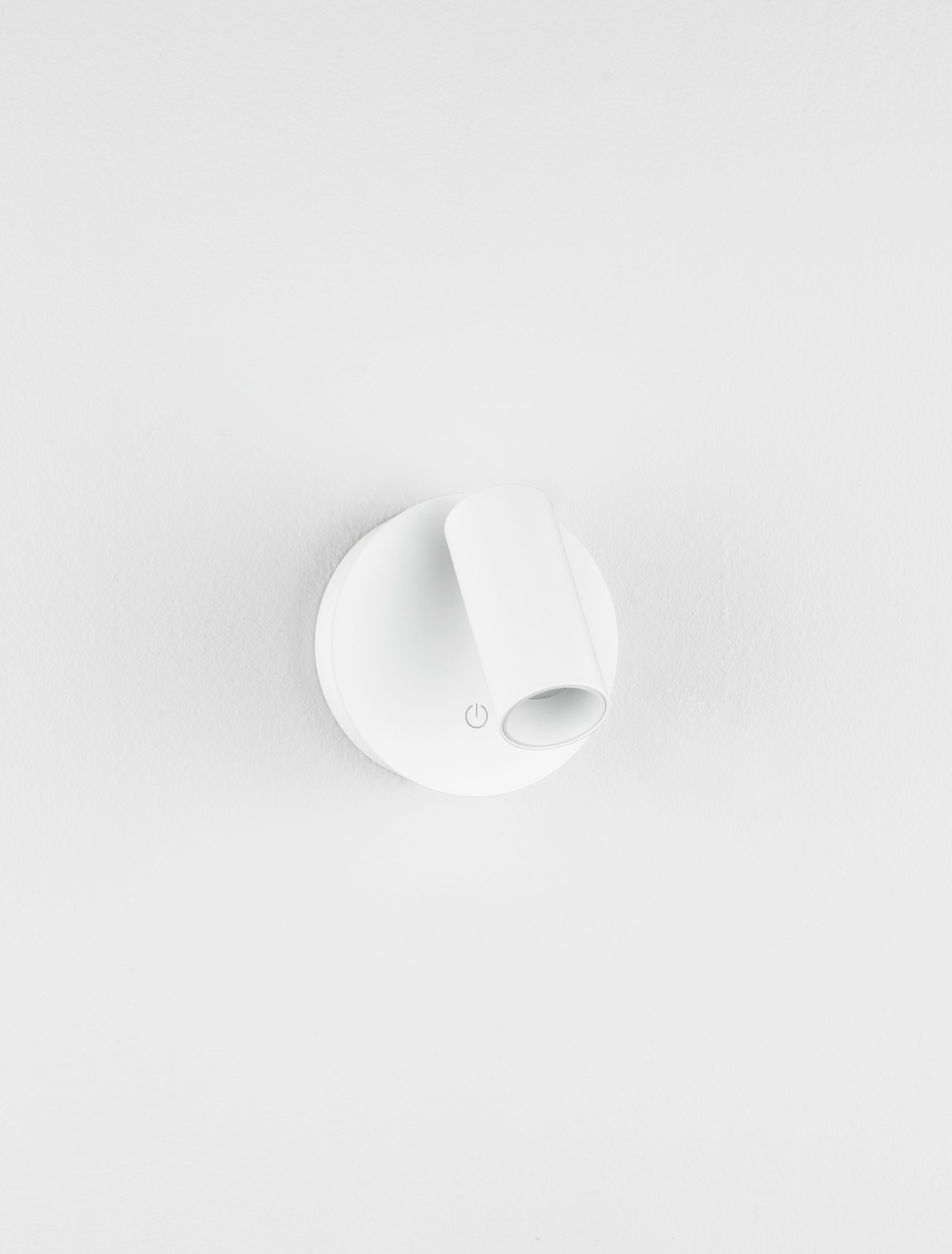 MAGLO | W 5.9 H 6.5 D 8.1 cm | 2 W | 3000/2700/4000 K | 90 lm | IP20 | White | Aluminum