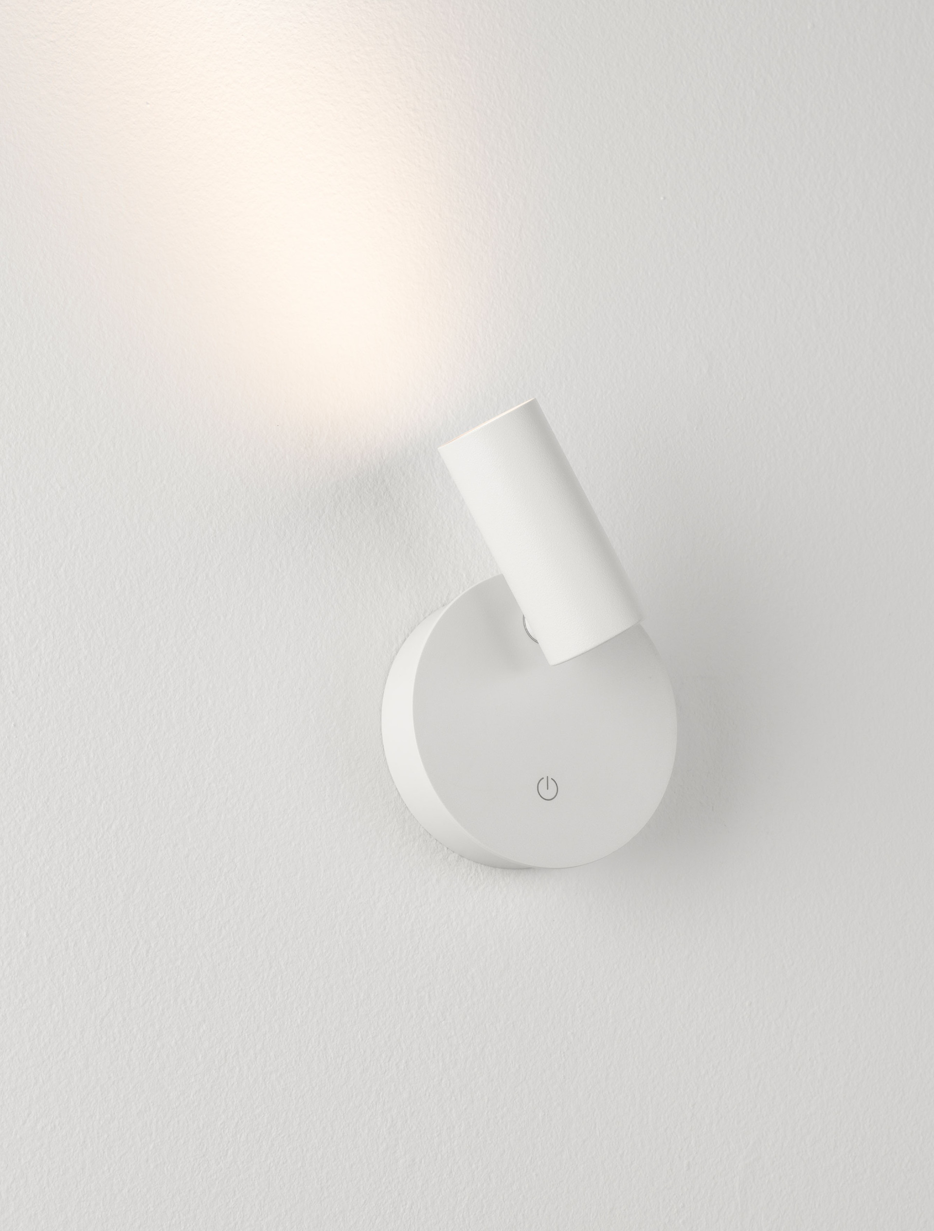 MAGLO | W 5.9 H 6.5 D 8.1 cm | 2 W | 3000/2700/4000 K | 90 lm | IP20 | White | Aluminum