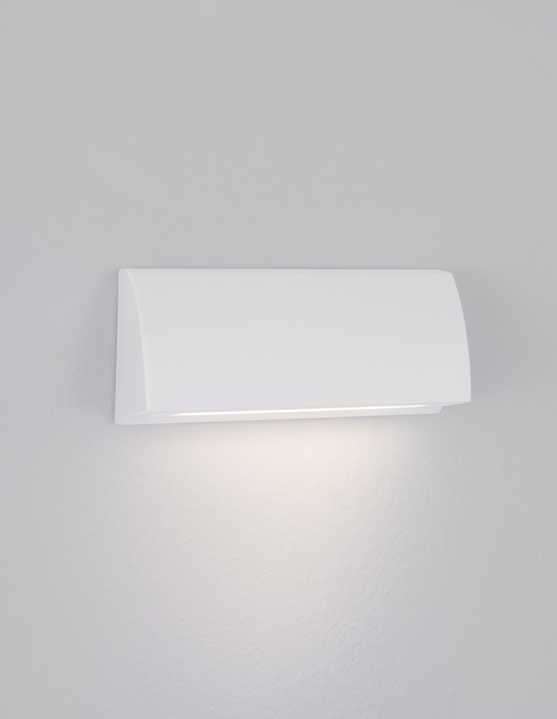 LIV | L 13 W 3 H 5.5 cm | 4 W | 3000 K | 245 lm | IP54 | White | Aluminum
