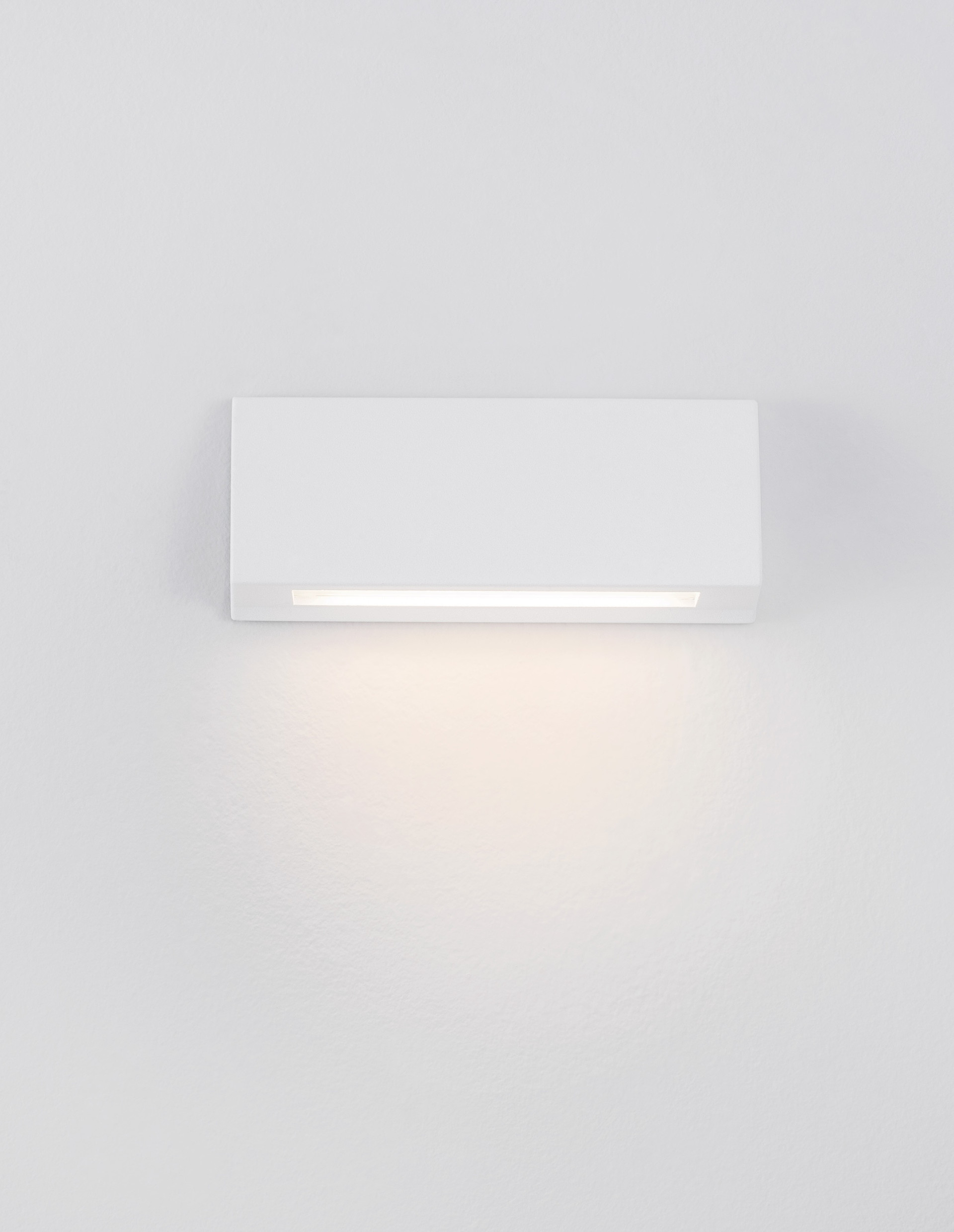 LIV | L 13 W 3 H 5.5 cm | 4 W | 3000 K | 245 lm | IP54 | White | Aluminum