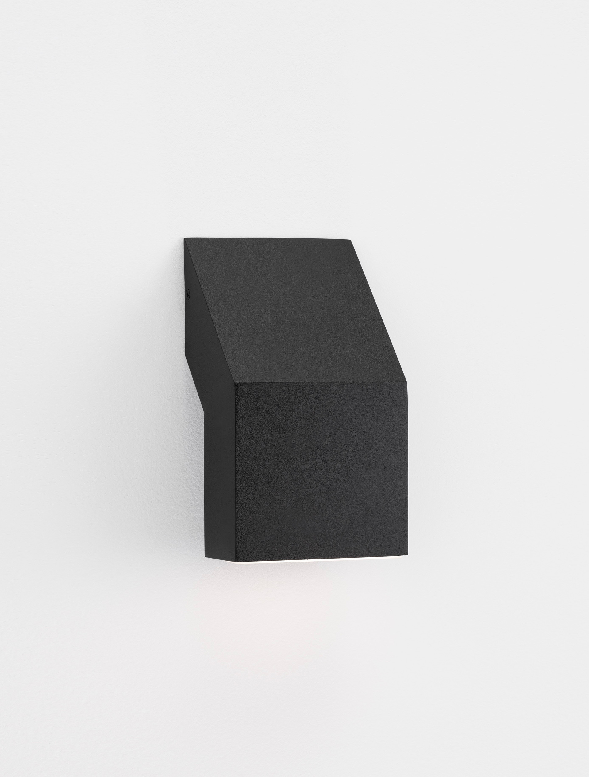 BRIGITTA | L 12 W 8.3 H 20.8 cm | 6 W | 3000 K | 515 lm | IP65 | Black | Aluminum