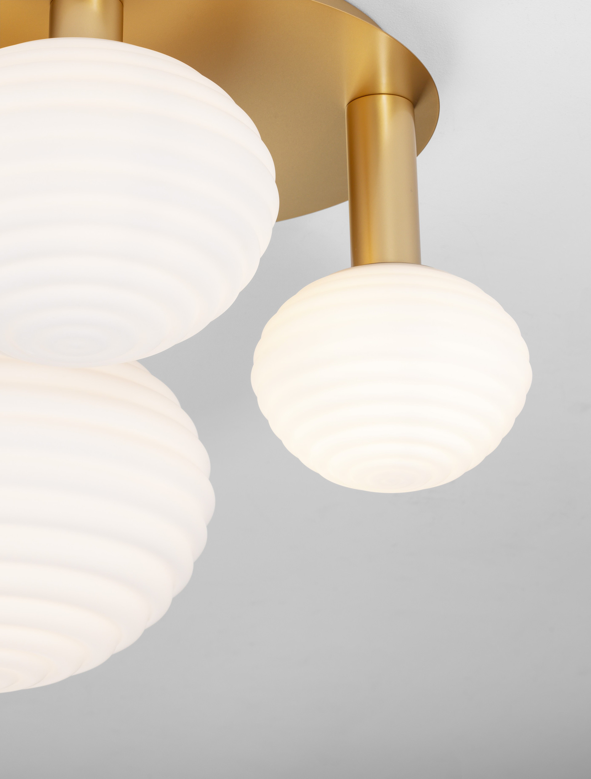 ALLEN | L 53.5 W 48 H 39 cm | 29 W | IP20 | White/Gold | Glass/Metal