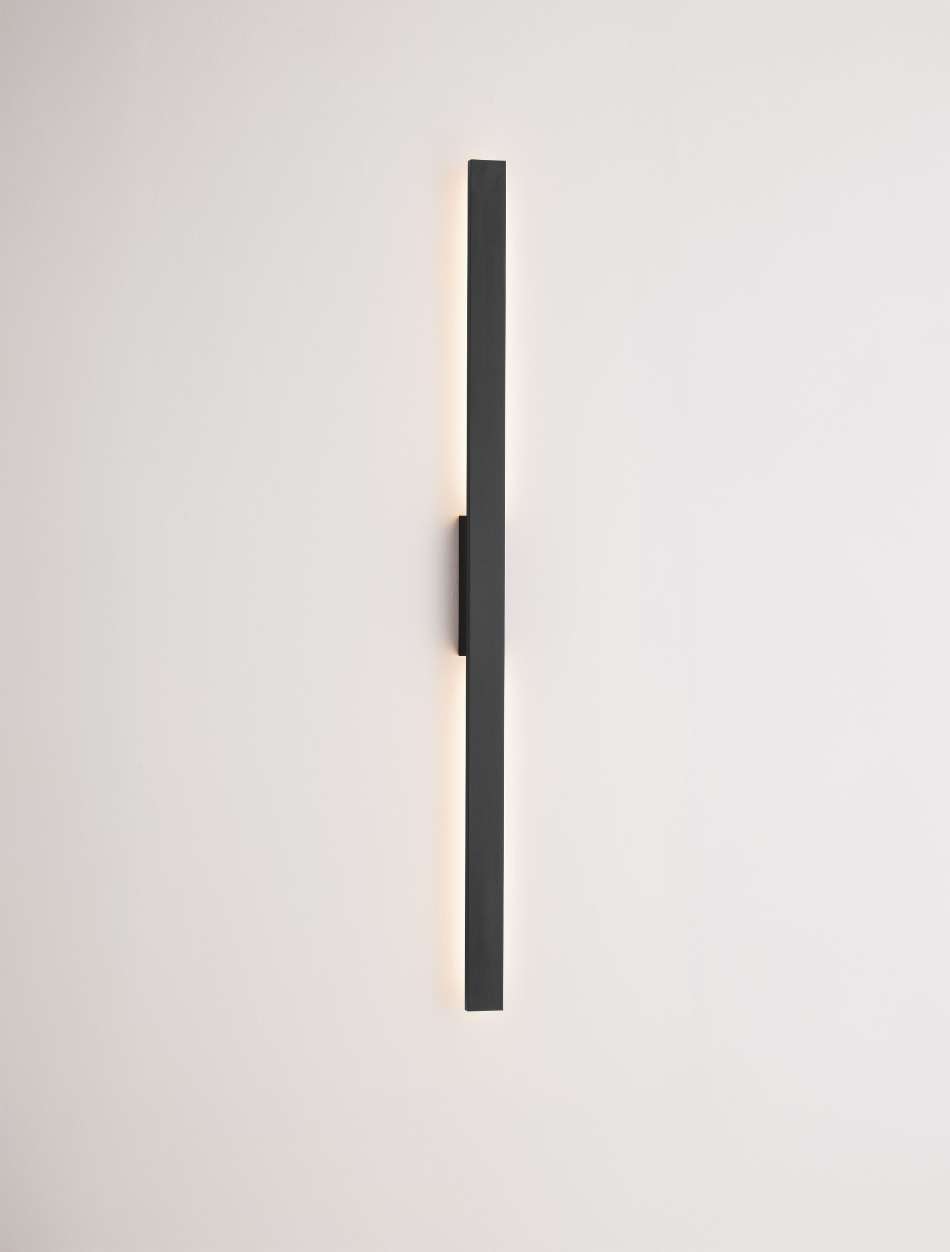 DOUL | L 5.3 W 6 H 120 cm | 20 W | 3000 K | 1200 lm | IP65 | Black | Aluminum