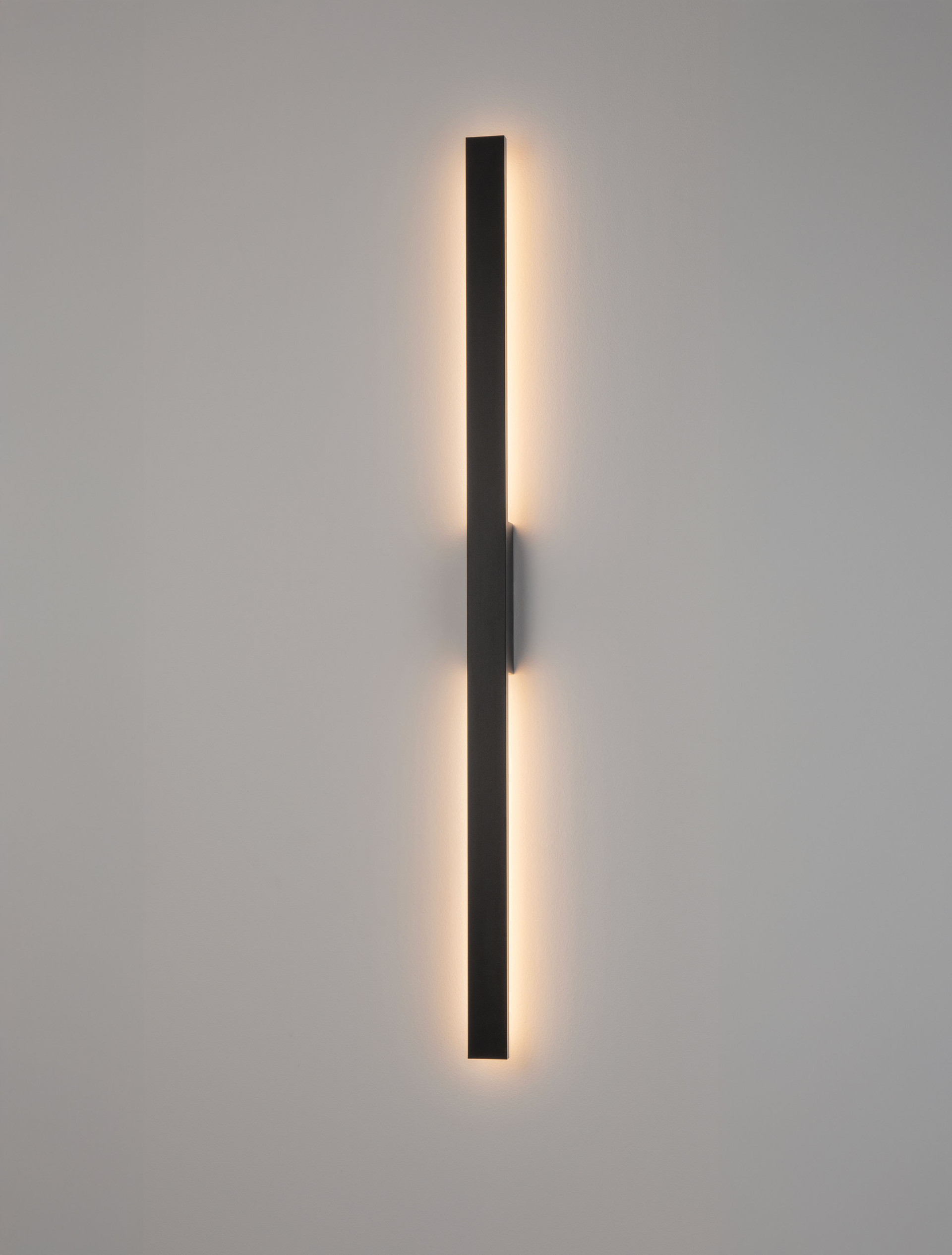DOUL | L 5.3 W 6 H 120 cm | 20 W | 3000 K | 1200 lm | IP65 | Black | Aluminum