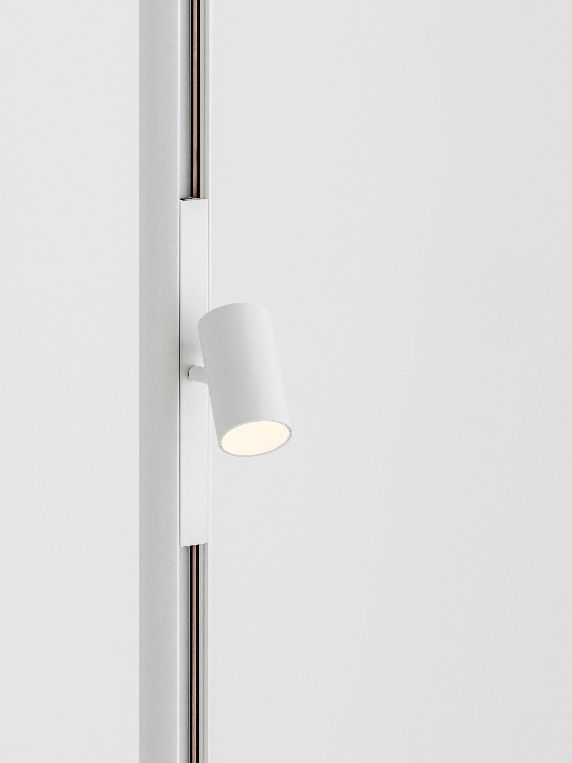 MADOC | W 15 H 7.3 D 3.2 cm | 5 W | 3000 K | 399 lm | IP20 | White | Aluminum