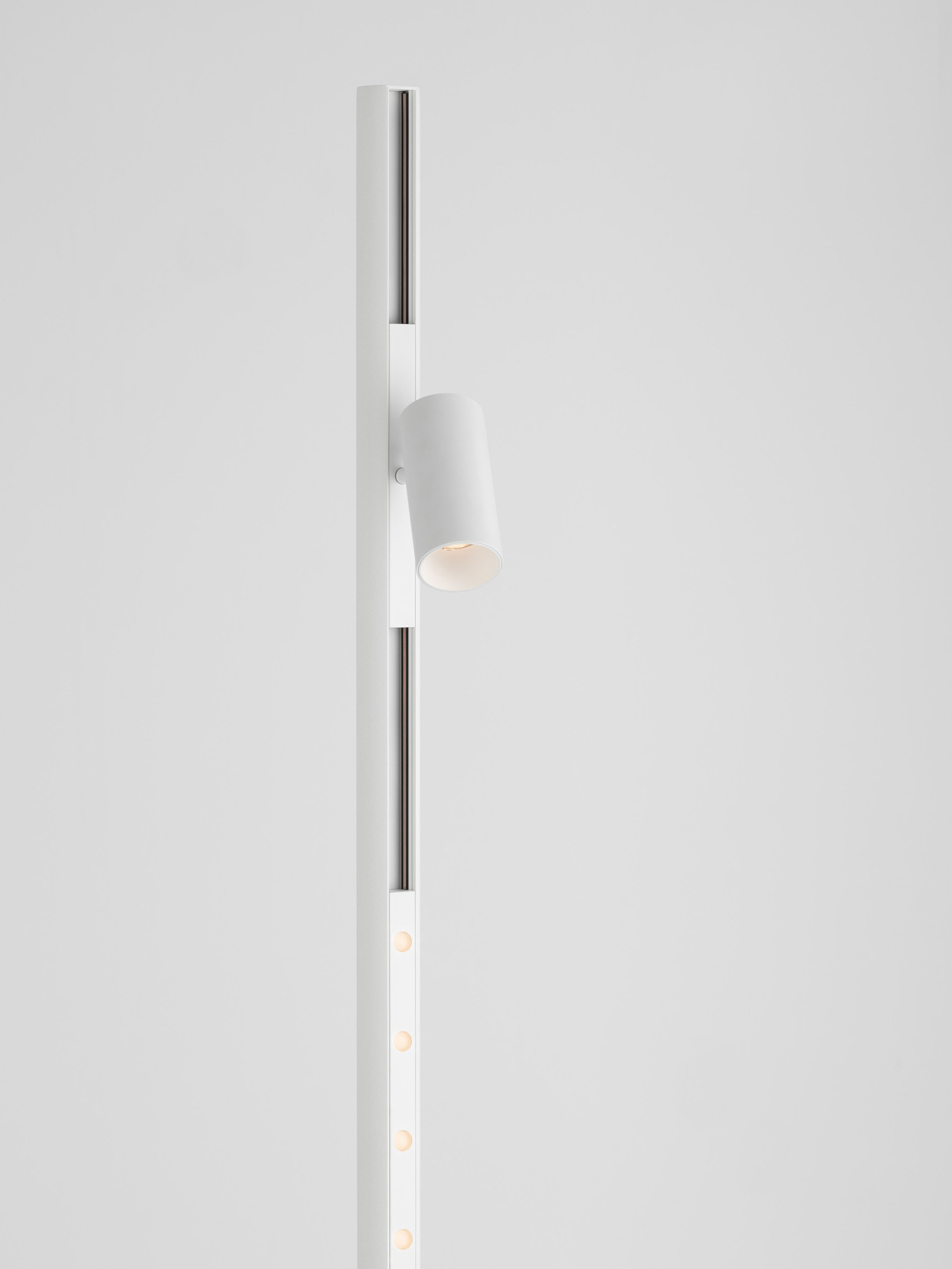 MADOC | W 15 H 10.5 D 4.2 cm | 8 W | 3000 K | 537 lm | IP20 | White | Aluminum