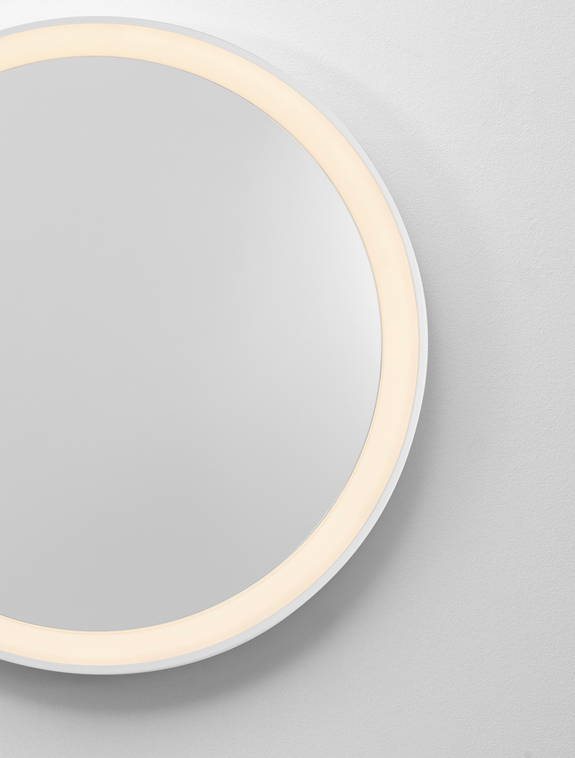 ONAR | W 6 D 58 cm | 21 W | 3000 K | 870 lm | IP44 | White | Aluminum/Acrylic/Mirror Glass