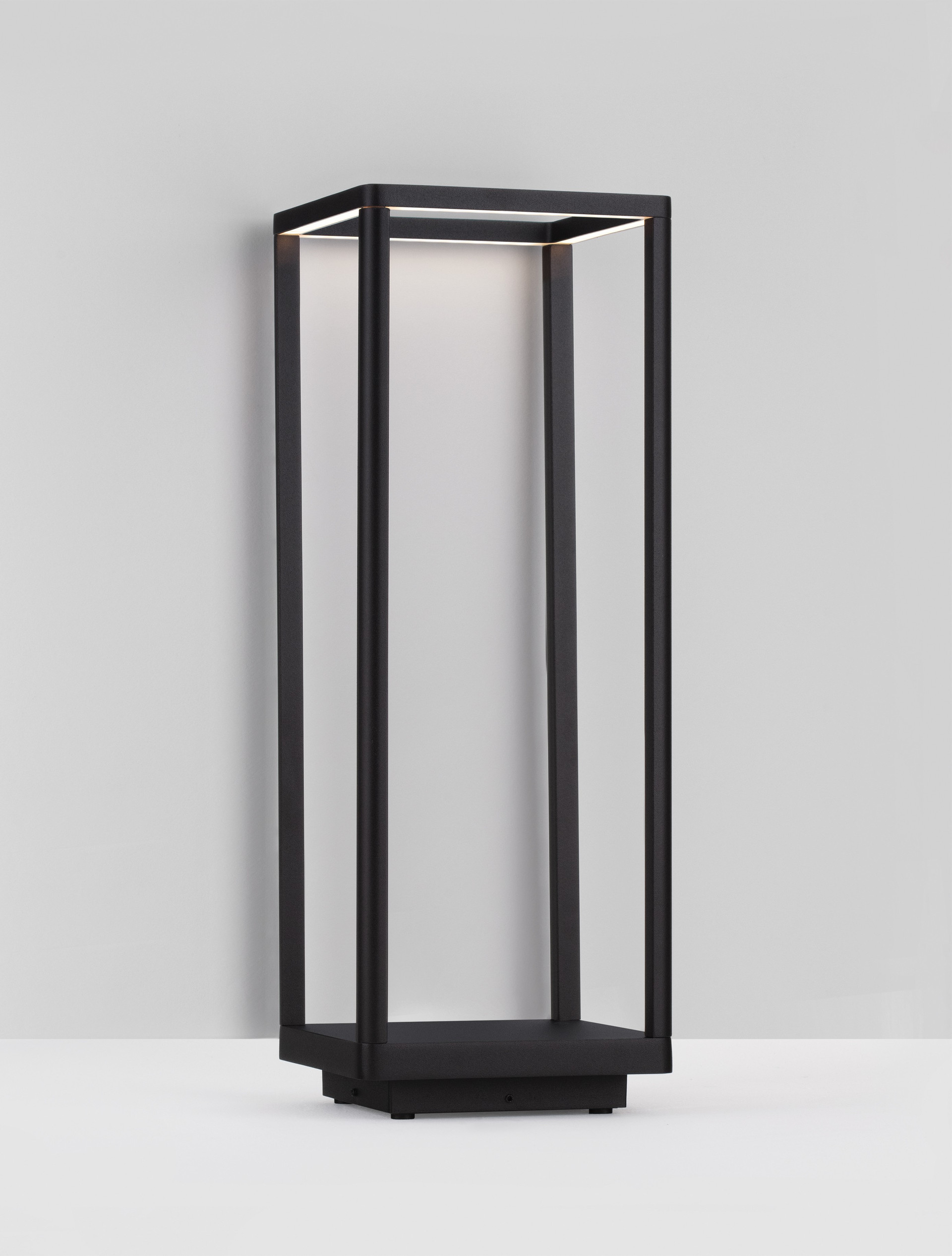 MISTI | L 18 W 18 H 50 cm | 9 W | 3000 K | 359 lm | IP65 | Black | Aluminum
