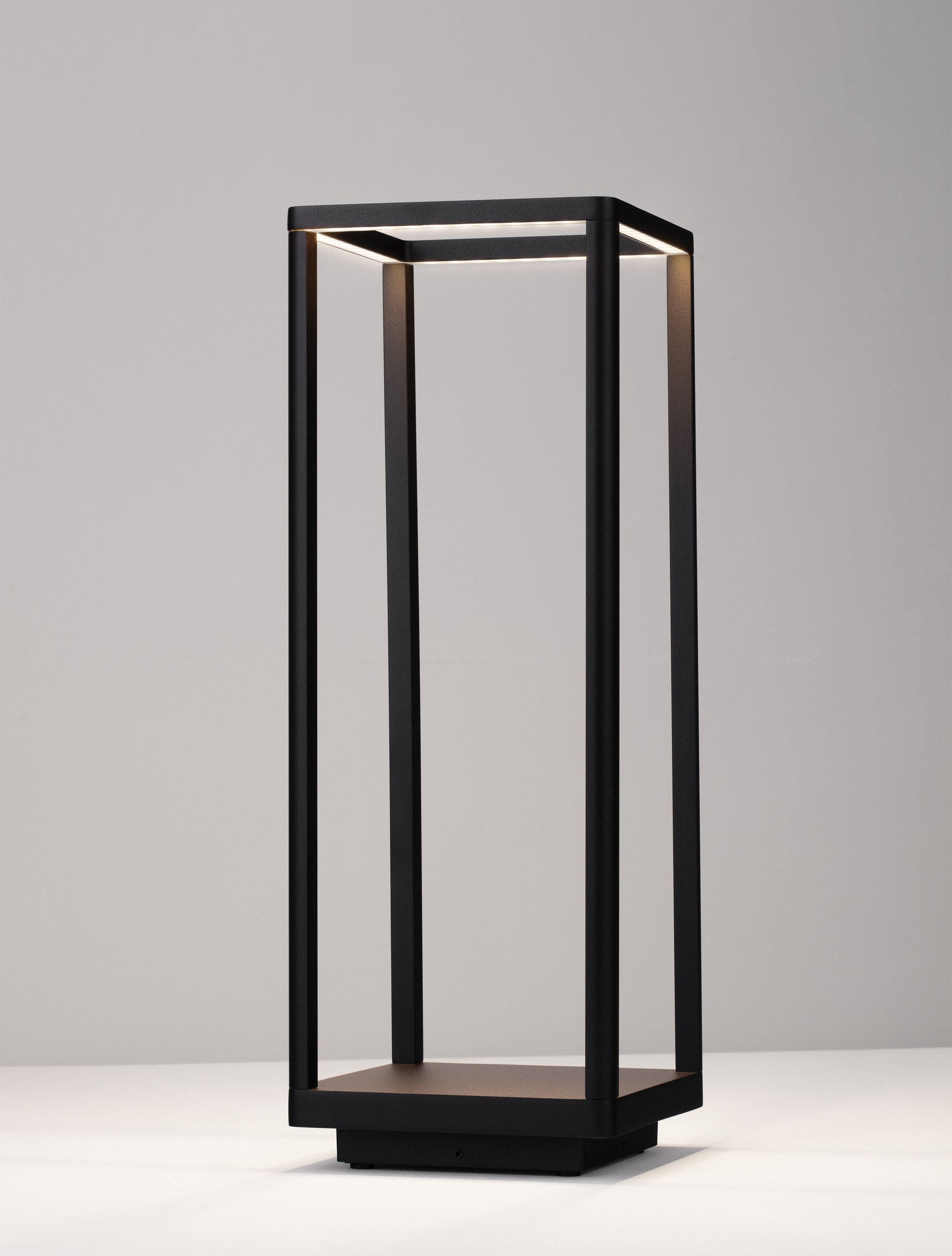 MISTI | L 18 W 18 H 50 cm | 9 W | 3000 K | 359 lm | IP65 | Black | Aluminum