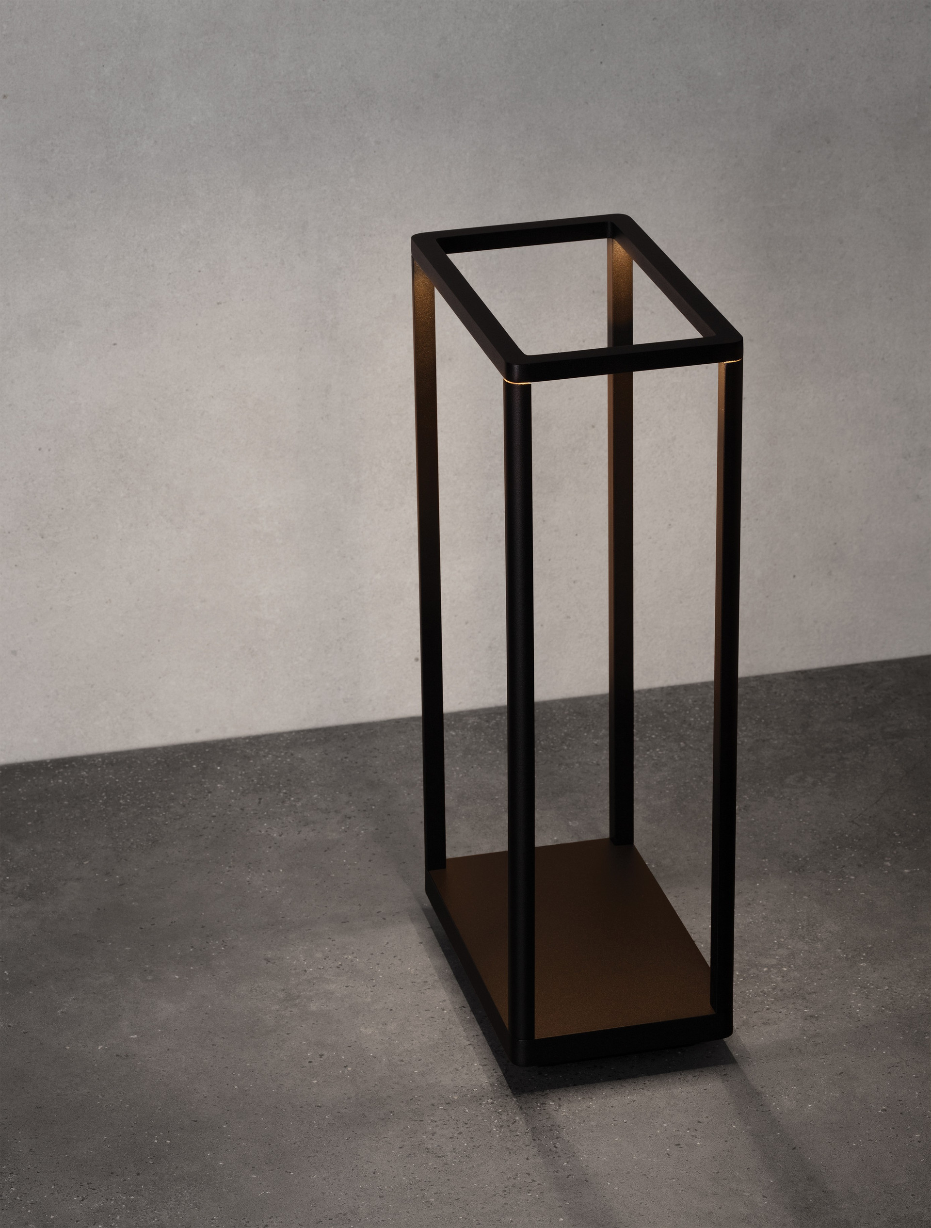 AKMI | L 26 W 15 H 50 cm | 9 W | 3000 K | 344 lm | IP65 | Black | Aluminum