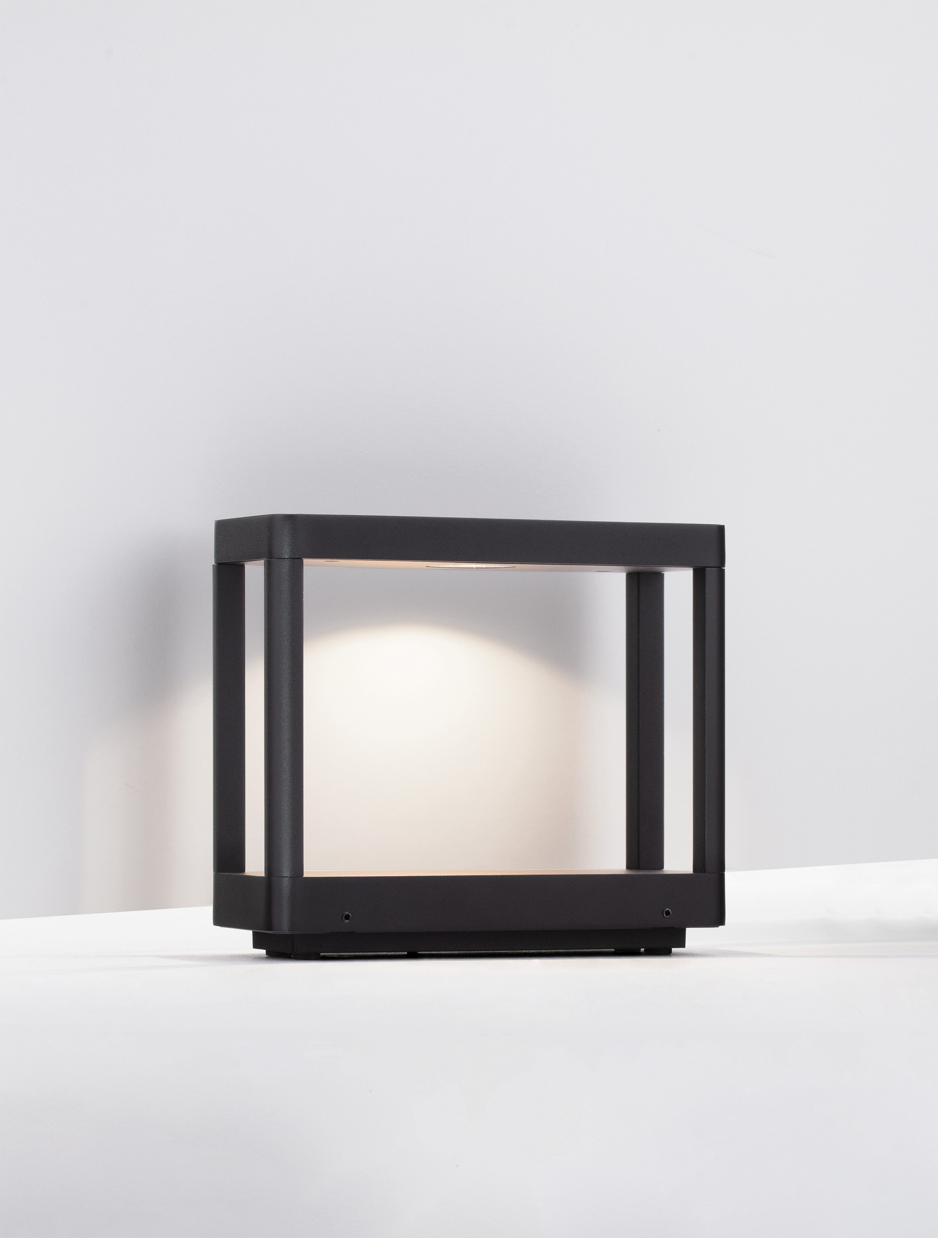 COSMIC | L 23 W 8.6 H 20 cm | 8 W | 3000 K | 407 lm | IP65 | Black | Aluminum