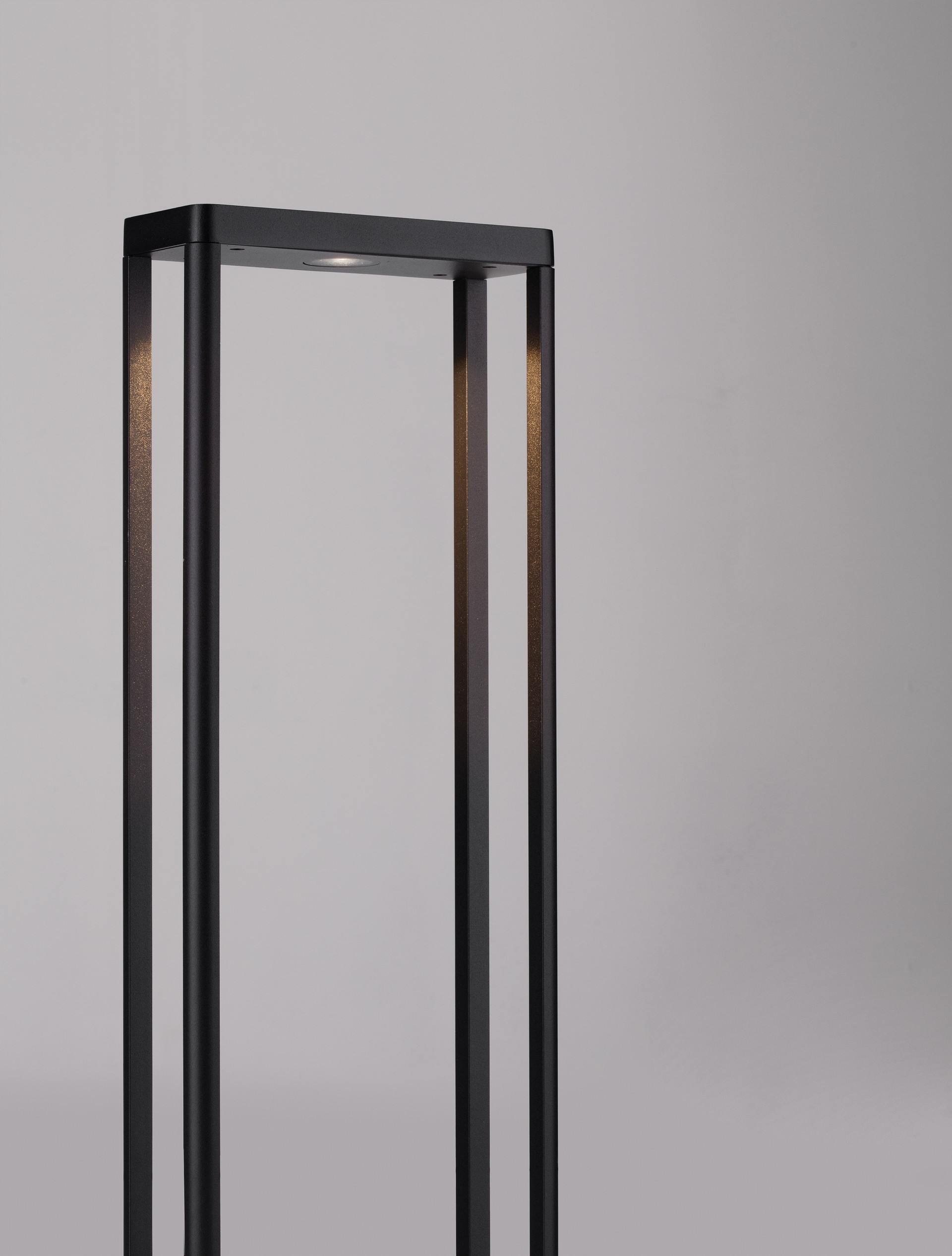COSMIC | L 23 W 8.6 H 75 cm | 8 W | 3000 K | 489 lm | IP65 | Black | Aluminum