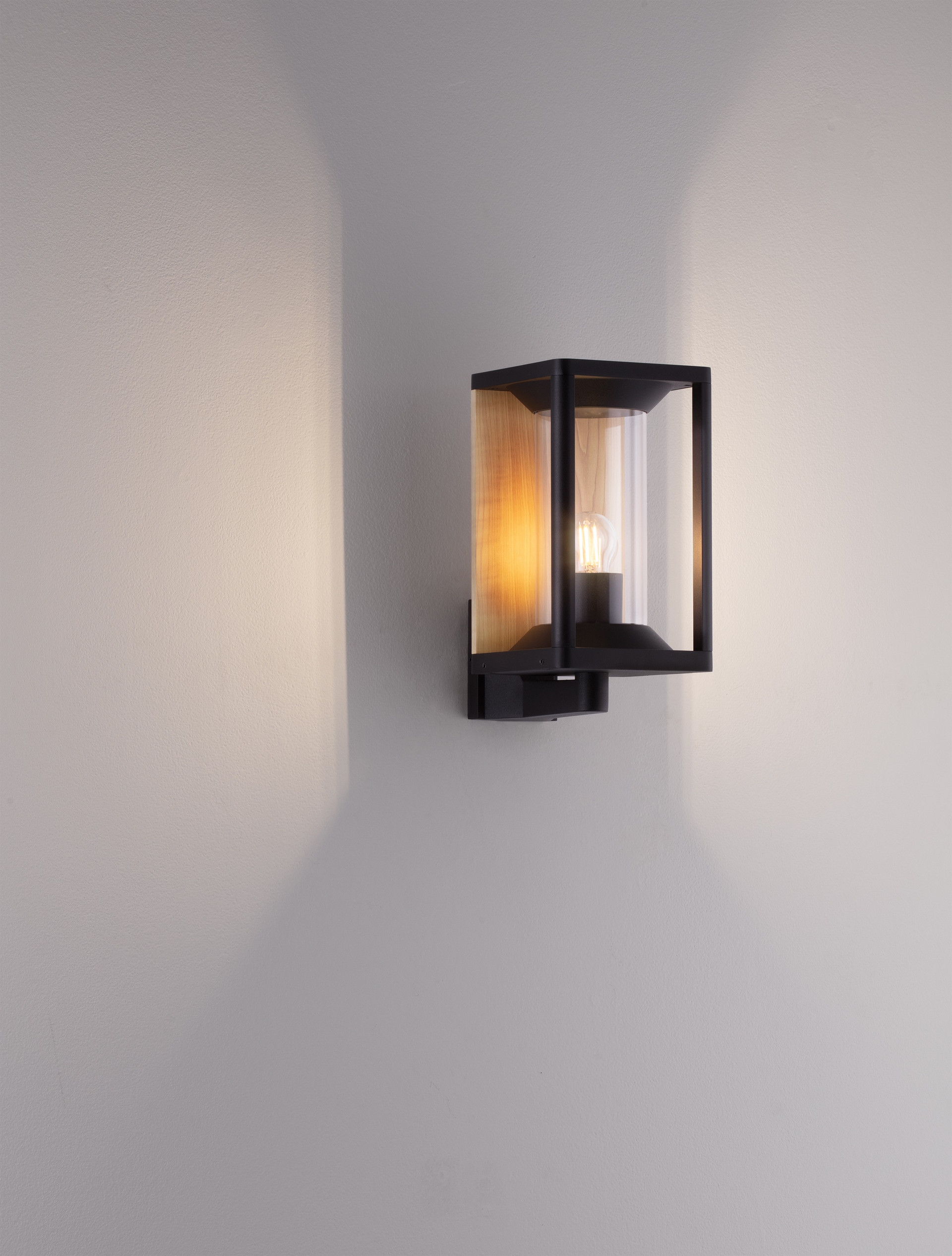 PACIFIC | L 14.5 W 20.6 H 27.6 cm | 12 W | IP65 | Black/Natural Wood | Aluminum/Wood