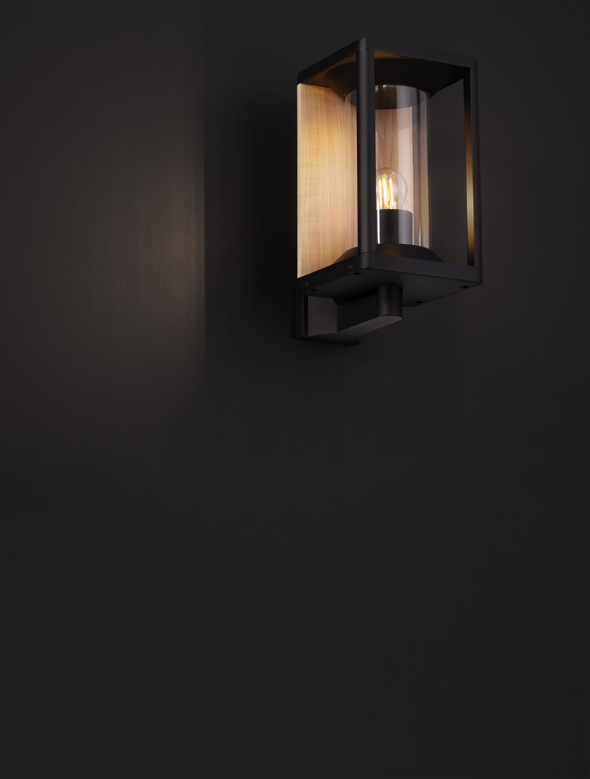 PACIFIC | L 14.5 W 20.6 H 27.6 cm | 12 W | IP65 | Black/Natural Wood | Aluminum/Wood