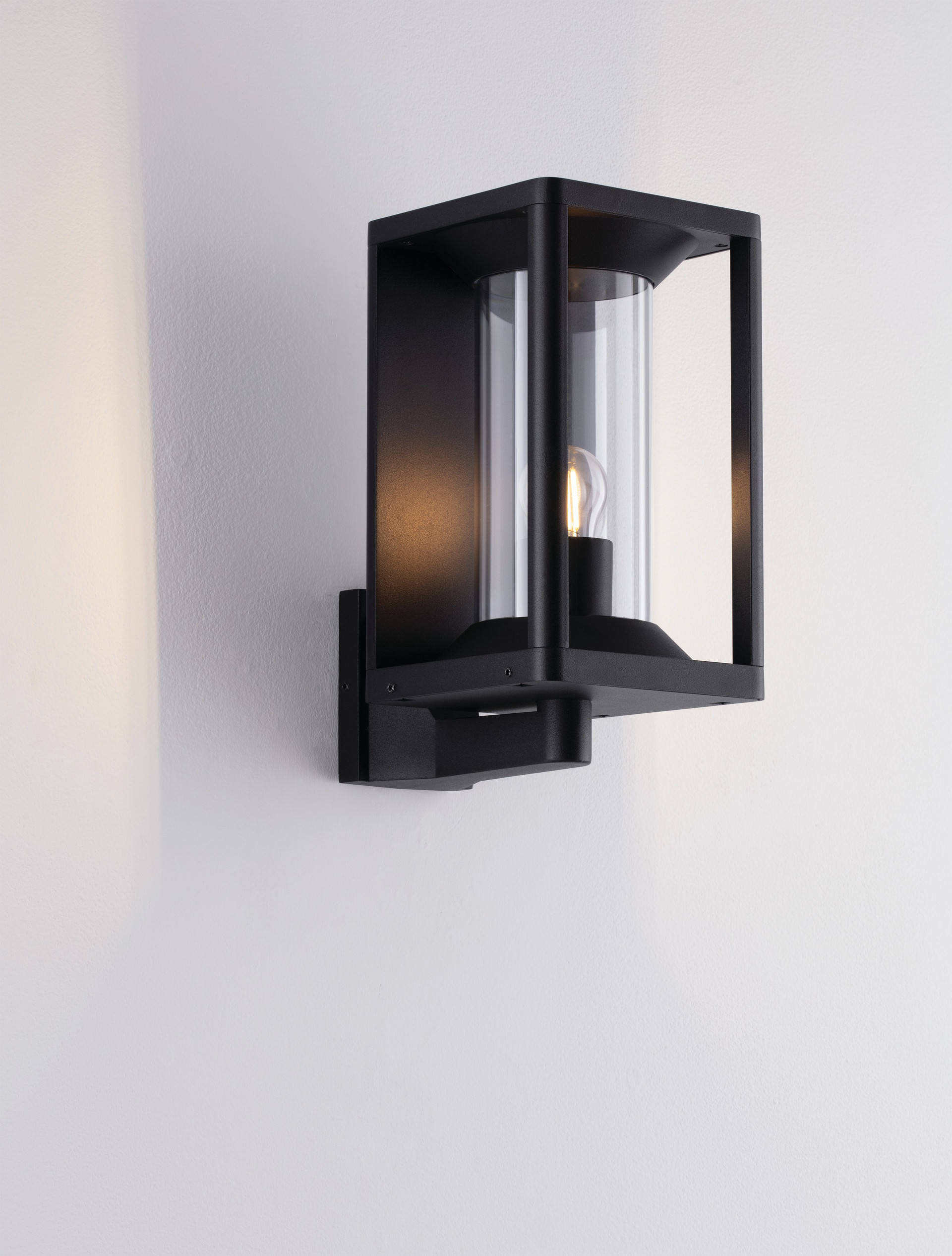 PACIFIC | L 14.5 W 20.6 H 27.6 cm | 12 W | IP65 | Black | Aluminum